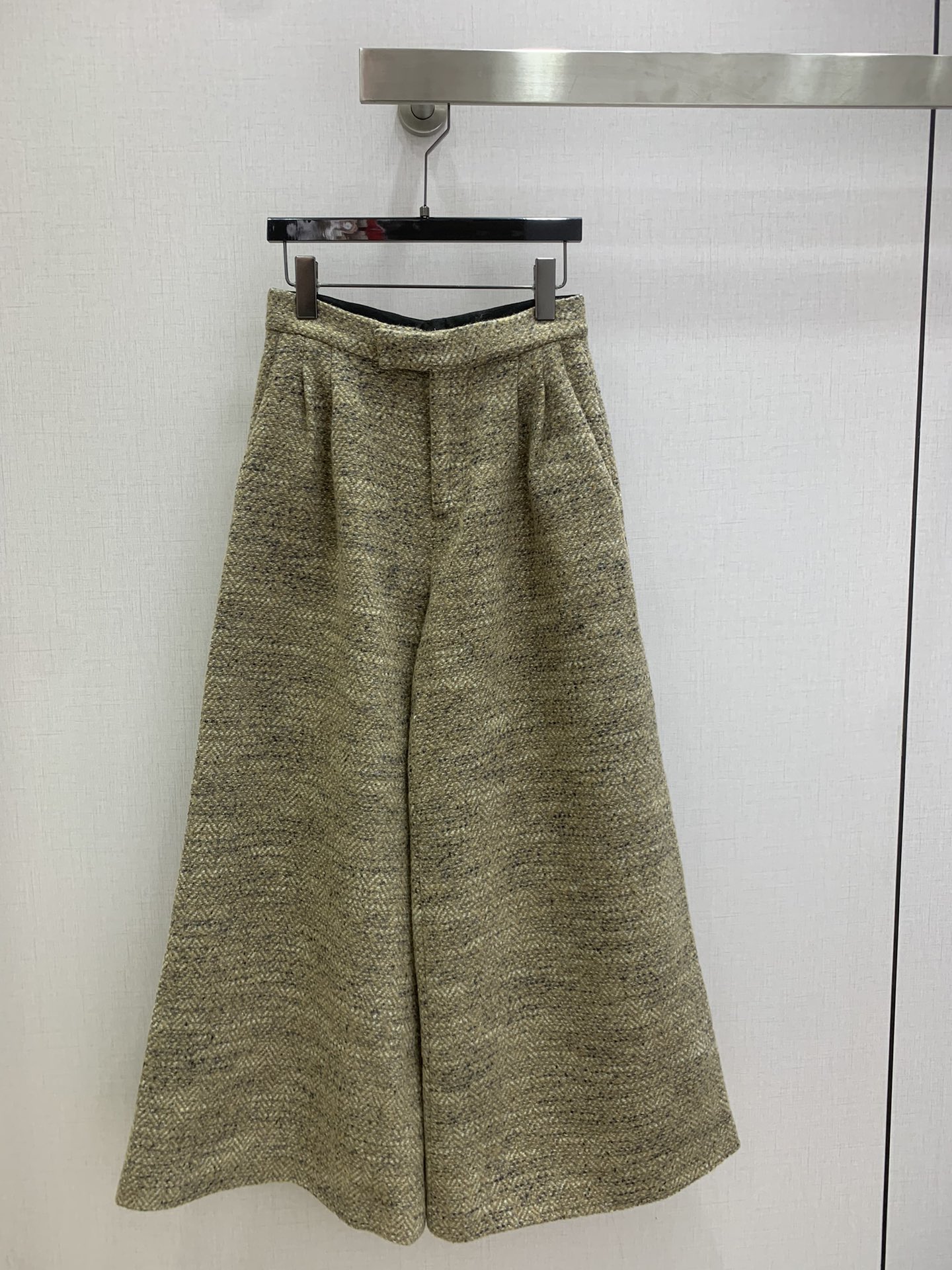 NO:666332,Highly recommended LP*2025 autumn and winter new style stand-up collar woven vest jacket woven wide-leg trousers separate batches  Customized YB imported woolen woolen material, high-grade texture, full appearance, stand-up collar dress vest version, camellia print engraved round buckle design, adjustable placket to modify the body shape, three-dimensional tailoring of the waist, more slim and straight body, mainly brown, interspersed with off-white yarn to modify the details, creating a natural blending transition effect, paired with the same series of high-waisted wide-leg trousers, the complete upper body is in a ladylike style, perfectly interpreting the elegant feeling of a wealthy woman, old money and high-end!  One color SML code high quality,,loro piana,jackets & coats, 19860909强烈推荐 LP*2025秋冬新款 立领编织马甲外套编织阔腿长裤 分开批 定制YB进口粗纺羊毛呢材质,质感高级,品相十足,立领洋装马甲版型,山茶花印刻圆扣设计,调节开襟修饰身形,腰身立体裁剪,更显身姿纤细挺拔,大身棕色为主,穿插米白纱线修饰细节,打造自然晕染过渡效果,搭配同系列高腰阔腿长裤,成套上身名媛格调立显,完美演绎优雅千金感,老钱又高级！一个色 SML码 高品,,loro piana,jackets & coats, ,Women's clothing