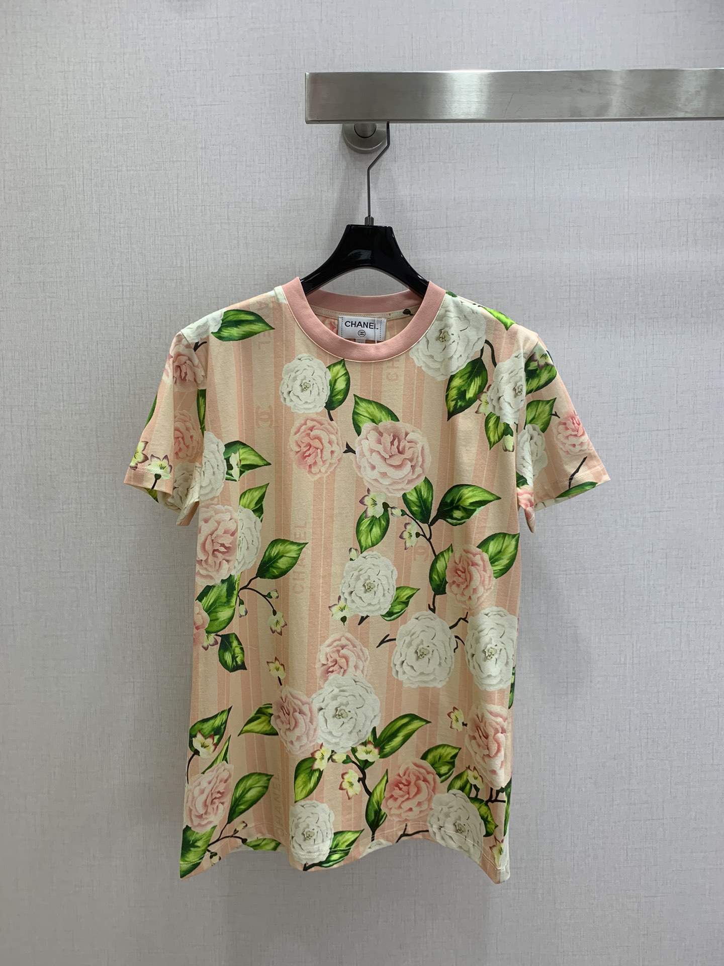 NO:666321,Highly recommended CHA*2025 new autumn and winter printed short-sleeved T-shirt, high-end fabric, skin-friendly, breathable and comfortable, iconic rose letter pattern, low-key luxury, age-reducing girlhood!  A must-have artifact for Bai Fumei!  The classic version is versatile and easy to wear. It is highly recommended to keep it for yourself!  The quality of workmanship depends on the details. Three colors. SML code. High quality AB1, T-shirt, tees, t-shirt,  19860909强烈推荐 CHA*2025秋冬新款 印花短袖T恤 高订面料 亲肤透气舒适标志性玫瑰字母图案低调奢华减龄少女时代！白富美必备神器！经典版型百搭不挑人 强烈推荐自留款！做工品质看细节 三个色 SML码 高品质AB1,,T-shirt,tees，t-shirt, ,Women's clothing