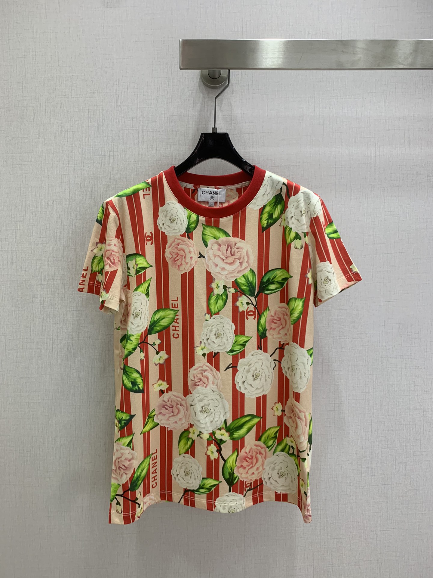NO:666339,Highly recommended CHA*2025 new autumn and winter printed short-sleeved T-shirt, high-end fabric, skin-friendly, breathable and comfortable, iconic rose letter pattern, low-key luxury, age-reducing girlhood!  A must-have artifact for Bai Fumei!  The classic version is versatile and easy to wear. It is highly recommended to keep it for yourself!  The quality of workmanship depends on the details. Three colors. SML code. High quality ABC, T-shirt, tees, t-shirt,  19860909强烈推荐 CHA*2025秋冬新款 印花短袖T恤 高订面料 亲肤透气舒适标志性玫瑰字母图案低调奢华减龄少女时代！白富美必备神器！经典版型百搭不挑人 强烈推荐自留款！做工品质看细节 三个色 SML码 高品质ABC,,T-shirt,tees，t-shirt, ,Women's clothing