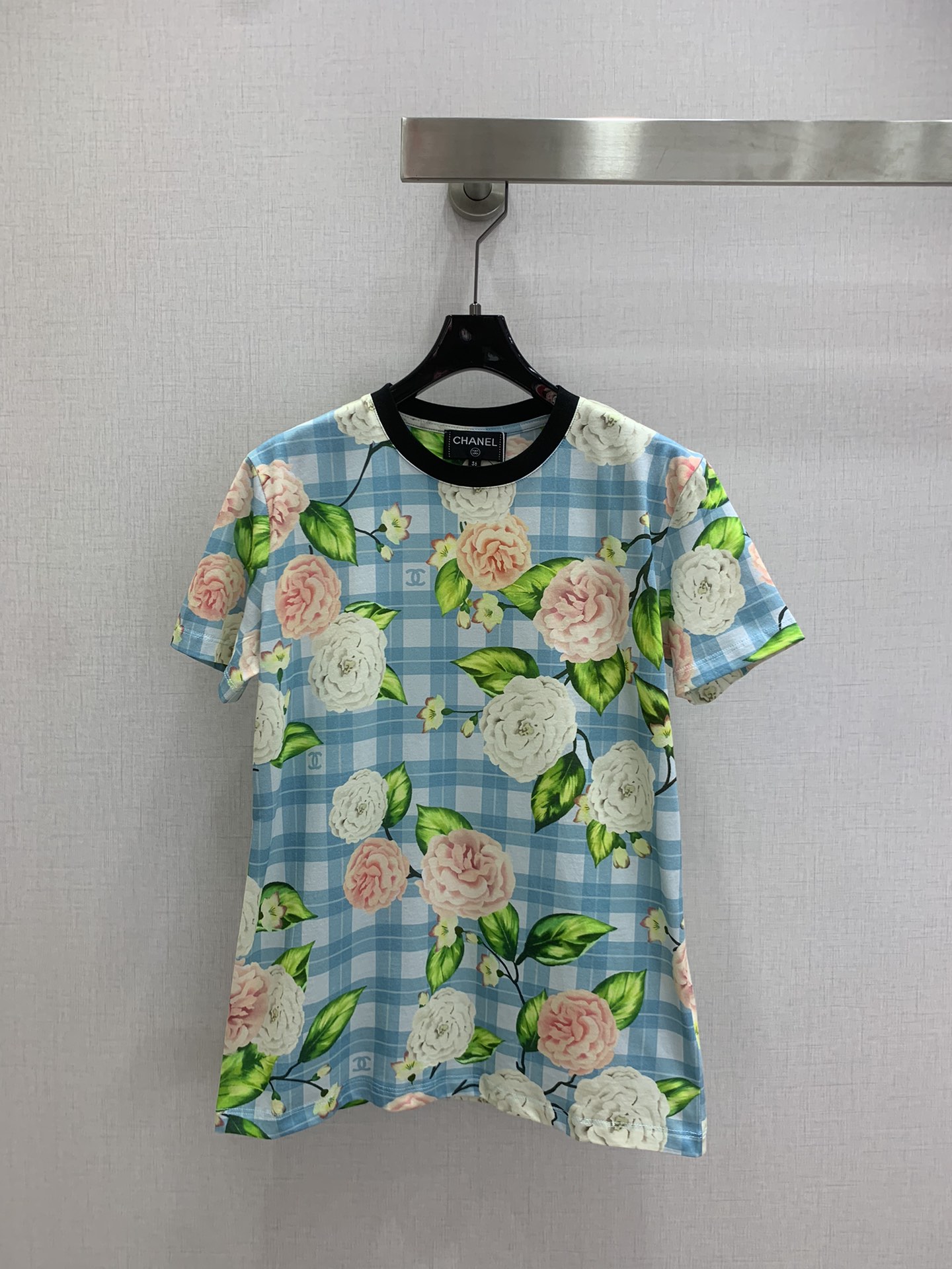 NO:666343,Highly recommended CHA*2025 new autumn and winter printed short-sleeved T-shirt, high-end fabric, skin-friendly, breathable and comfortable, iconic rose letter pattern, low-key luxury, age-reducing girlhood!  A must-have artifact for Bai Fumei!  The classic version is versatile and easy to wear. It is highly recommended to keep it for yourself!  The quality of workmanship depends on the details. Three colors. SML code. High quality ABC, T-shirt, tees, t-shirt,  19860909强烈推荐 CHA*2025秋冬新款 印花短袖T恤 高订面料 亲肤透气舒适标志性玫瑰字母图案低调奢华减龄少女时代！白富美必备神器！经典版型百搭不挑人 强烈推荐自留款！做工品质看细节 三个色 SML码 高品质ABC,,T-shirt,tees，t-shirt, ,Women's clothing