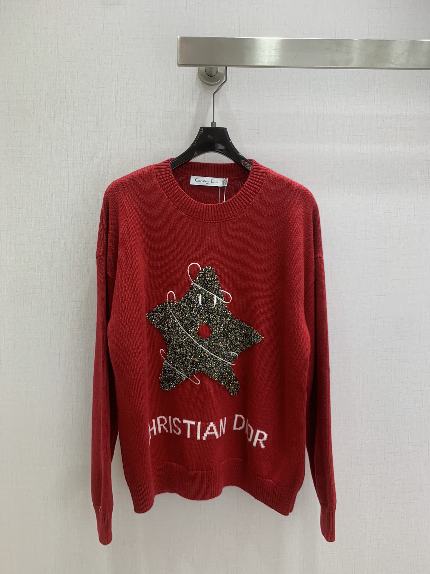 NO:666326,Highly recommended Dio* 2025 new autumn and winter star pattern knitted sweater, with the iconic star + logo on the chest, highly recognizable! The knitted fabric is soft and skin-friendly, making it super comfortable to wear in autumn and winter. The loose version can be easily worn in daily life or festivals. The red model is perfect for the year of your birth year, New Year, and Christmas atmosphere, and can easily enhance your style!  Two colors SML code high quality ABC, dior, sweaters,  19860909强烈推荐 Dio*2025秋冬新款 星星图案针织毛衣,胸前标志性星星+logo字样,辨识度超高!针织面料软糯贴肤,秋冬穿超舒服.宽松版型,日常或节日都能轻松驾驭,红色款超适合本命年,新年,圣诞氛围穿搭,轻松提升造型感！两个色 SML码 高品质ABC,,dior,sweaters, ,Women's clothing