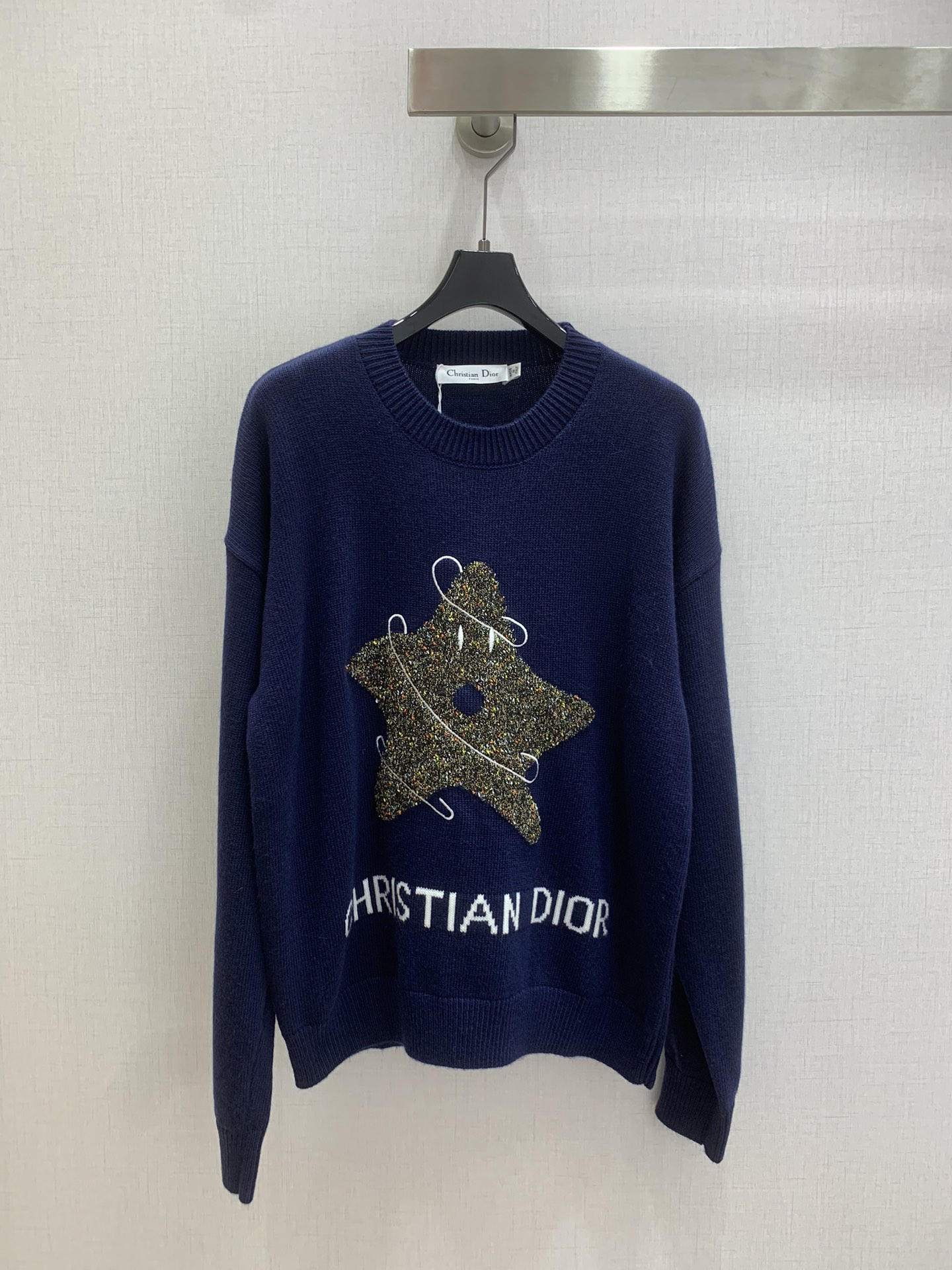 NO:666333,Highly recommended Dio* 2025 new autumn and winter star pattern knitted sweater, with the iconic star + logo on the chest, highly recognizable! The knitted fabric is soft and skin-friendly, making it super comfortable to wear in autumn and winter. The loose version can be easily worn in daily life or festivals. The red model is perfect for the year of your birth year, New Year, and Christmas atmosphere, and can easily enhance your style!  Two colors SML code high quality ABC, dior, sweaters,  19860909强烈推荐 Dio*2025秋冬新款 星星图案针织毛衣,胸前标志性星星+logo字样,辨识度超高!针织面料软糯贴肤,秋冬穿超舒服.宽松版型,日常或节日都能轻松驾驭,红色款超适合本命年,新年,圣诞氛围穿搭,轻松提升造型感！两个色 SML码 高品质ABC,,dior,sweaters, ,Women's clothing