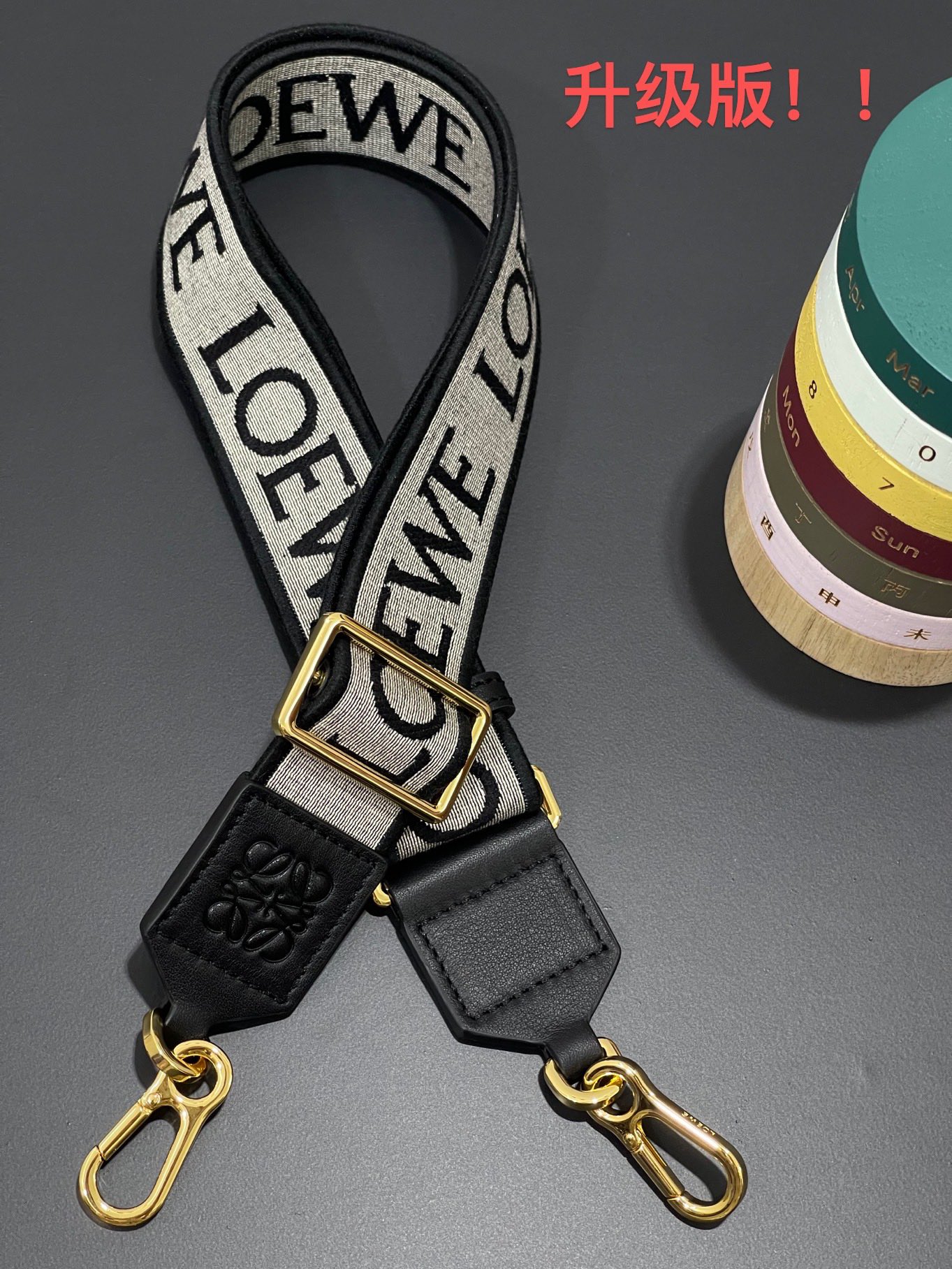 NO:674482,New color upgraded version. Letter wide shoulder strap made of calfskin and jacquard canvas. The length of the shoulder strap can be adjusted to match the bag uzzle. It is more unique. Versatile, style number 333, size including the shortest button 65, extended length 106, width 4, Loewe wallet, loewe, wallets, cowhide19860909新色升级版本 字母宽肩带 采用小牛皮拼提花帆布制成, 肩带调节长短 搭配包包 uzzle 更加独特 百搭,款号333, 尺寸 包括扣子最短65、放长106, 宽4,罗意威钱包,loewe,wallets,cowhide,欧美剧