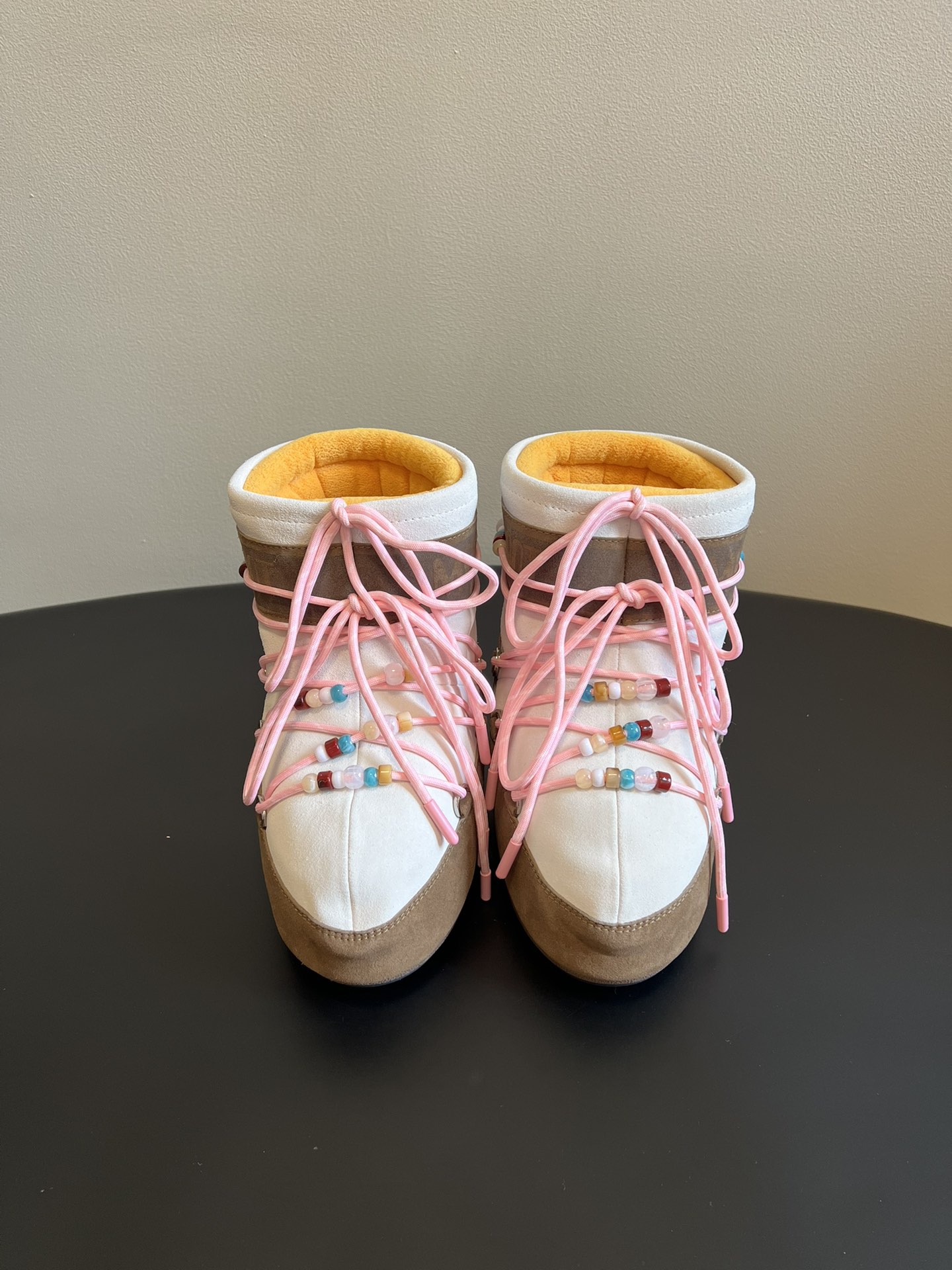 NO:669769,Moon Boo* new winter warm moon boots and snow boots. The short boot style is more suitable for daily wear, weakening the heavy feeling of the traditional Moon Boot. The upper is made of high-mercerized waterproof fabric, which is splash-proof and stain-resistant; the sole is made of rubber, which is light and non-slip, suitable for snow/slippery roads. The drawstring design of the shoe opening can be adjusted to fit different leg circumferences;  There is no distinction between left and right feet, making it more flexible to put on and take off; compatible with multiple sizes, one pair covers 2-3 shoe sizes, and has high adaptability. It is an 'ugly fashionable style' that can be matched with skiing/outdoor wear, or can be combined with sweatshirts, down jackets and other daily items to create a street feel. It is an eye-catching item in autumn and winter. Upper cloth/suede, lining space cotton, original molded outsole, increased size by 7cm  : 35-41 sizes (customized sizes 40 and 41 are non-refundable), snow boots, boots, hoodie, sweatshirts, down jacket, chamois leather19860909Moon Boo*冬季新款保暖月亮靴雪地靴 短靴款式更适配日常穿搭,弱化了传统Moon Boot的厚重感.鞋面用高丝光防水布面料,防泼溅耐脏；鞋底为橡胶材质,轻便且防滑,适合雪地/湿滑路面.鞋口抽绳设计,可调节松紧适配不同腿围； 无左右脚区分,穿脱更灵活；多尺码兼容,一双覆盖2-3个鞋码,适配性高.属于“丑萌时髦款”,既能搭配滑雪/户外装,也能和卫衣、羽绒服等日常单品组合出街头感,是秋冬的吸睛单品. 鞋面布面/麂皮 内里太空棉 大底原版开模大底 增高7cm size :35-41码（40、41码定制不退换）,雪地靴,boots,hoodie,sweatshirts,down jacket,chamois leather,Women's Shoes