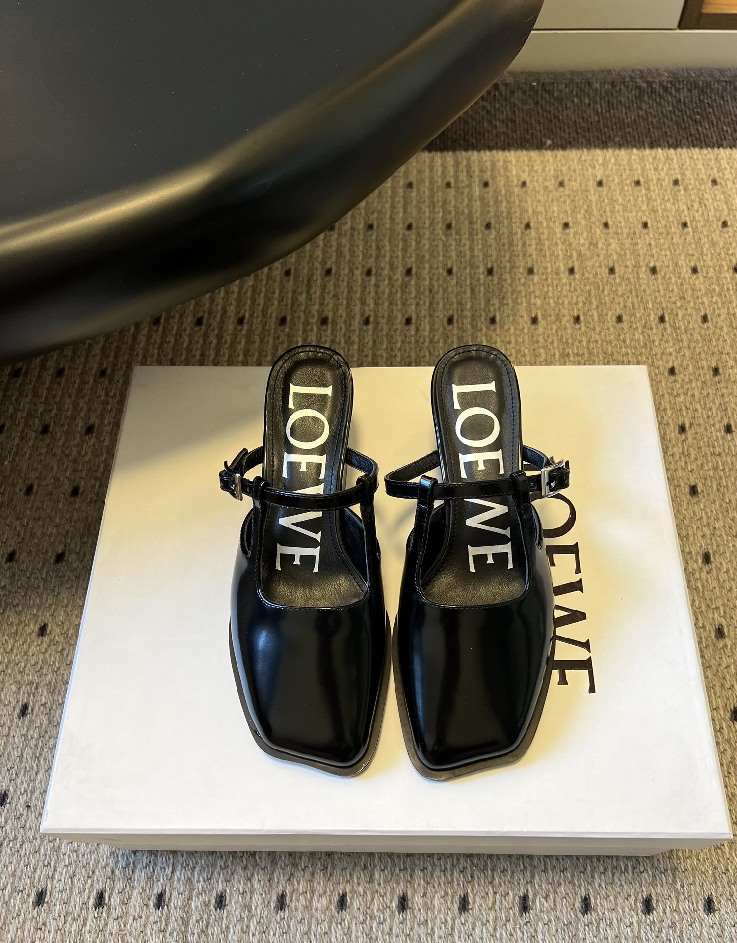 NO:669339,Top-quality Loew* chunky high-heeled mules, square-toe semi-slip sandals, adopt LOEWE's signature soft square-toe shape, blending the strap elements of Mary Jane shoes and the heelless design of mules. The brand logo is printed on the insole, and the lines are simple and recognizable.  Covering materials such as glossy cowhide, crocodile embossed leather, matte cowhide, etc., different textures of leather create classic colors such as black, white, burgundy, etc., taking into account both texture and visual hierarchy. The straps are adjusted with metal buckles, and the low-heeled design takes into account both comfort and style. Some styles add brogue carving details to enhance sophistication. The upper is marked with beaded cowhide/cowhide, the lining is sheepskin, and the genuine leather outsole is increased by 4.5cm.  Size 35-41 (customized sizes 40 and 41 are non-refundable), half drag, loewe, sandals, mary jane, cowhide, sheepskin, Leather soles19860909顶级品质 Loew*粗高跟穆勒鞋方头半拖凉鞋 采用LOEWE标志性的柔和方头造型,融合玛丽珍鞋的搭带元素与穆勒鞋的无后跟设计,鞋内底印有品牌logo,线条简约又具辨识度. 涵盖亮面牛皮、鳄鱼纹压纹皮革、哑光牛皮等材质,不同质感的皮革打造出黑、白、酒红等经典配色,兼顾质感与视觉层次.搭带处设金属扣调节,低跟设计兼顾舒适度与造型感,部分款式加入布洛克雕花细节,提升精致度. 鞋面开标珠牛皮/牛皮 内里羊皮 大底真皮大底 增高4.5cm size35-41码（40、41码定制不退换）,半拖,loewe,sandals,mary jane,cowhide,sheepskin,Leather soles,Women's Shoes