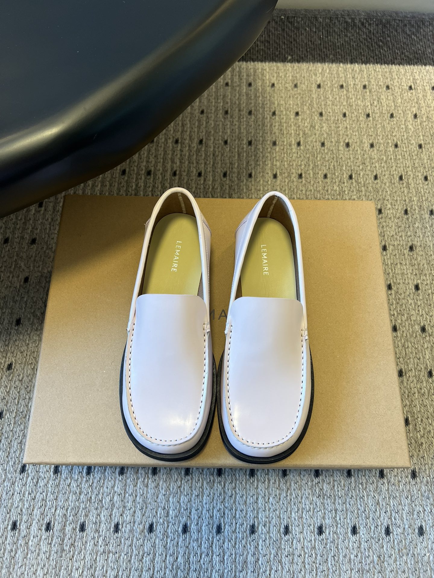 NO:681562,Lemair* minimalist style leather square-toe loafer casual shoes continue the minimalist design core of Lemaire, without complicated decoration, focusing on simple and advanced French lazy style, in line with the brand's iconic low-key texture. The upper is made of glossy leather, with a delicate texture and a sense of gloss. The edge of the shoe has exquisite hemming technology, and the black and white contrasting sole/edge design strengthens the visual hierarchy; the interior is light-colored lining to improve wearing comfort.  The toe is a rounded oval toe design, which fits the foot shape without squeezing the foot; the flat-soled loafer version, a slip-on design without laces and buckles, is easy to put on and take off, and is highly adaptable to daily matching. Two types are launched, gentle light pink and classic black. The light pink breaks the calmness of the loafers and makes them more girly, while the black is a versatile basic style to meet different wear needs. The upper is made of beaded cowhide and the lining is made of cowhide. The outsole is genuine leather.  Increased height by 2.5cm, size 35-40 (customization of size 40 is not returnable), loafers, loafers, cowhide, Leather soles19860909Lemair* 极简风皮革方圆头乐福鞋休闲鞋 延续Lemaire极简主义的设计内核,整体无繁杂装饰,主打简约高级的法式慵懒风,符合品牌标志性的低调质感.鞋面采用亮面皮革材质,质感细腻且带有光泽感,鞋边的包边工艺精致,黑白撞色的鞋底/鞋沿设计,强化了视觉层次；内里是浅色系衬里,提升穿着舒适度. 鞋头为圆润的椭圆头设计,贴合脚型且不挤脚；平底的乐福鞋版型,无鞋带、无扣饰的一脚蹬设计,穿脱便捷,日常搭配的适配性极强.推出温柔的浅粉色与经典的黑色两款,浅粉色打破乐福鞋的沉稳感更具少女感,黑色则是百搭的基础款,满足不同穿搭需求. 鞋面开标珠牛皮 内里牛皮 大底真皮大底 增高2.5cm size35-40码（40码定制不退换）,乐福鞋,loafers,cowhide,Leather soles,Women's Shoes