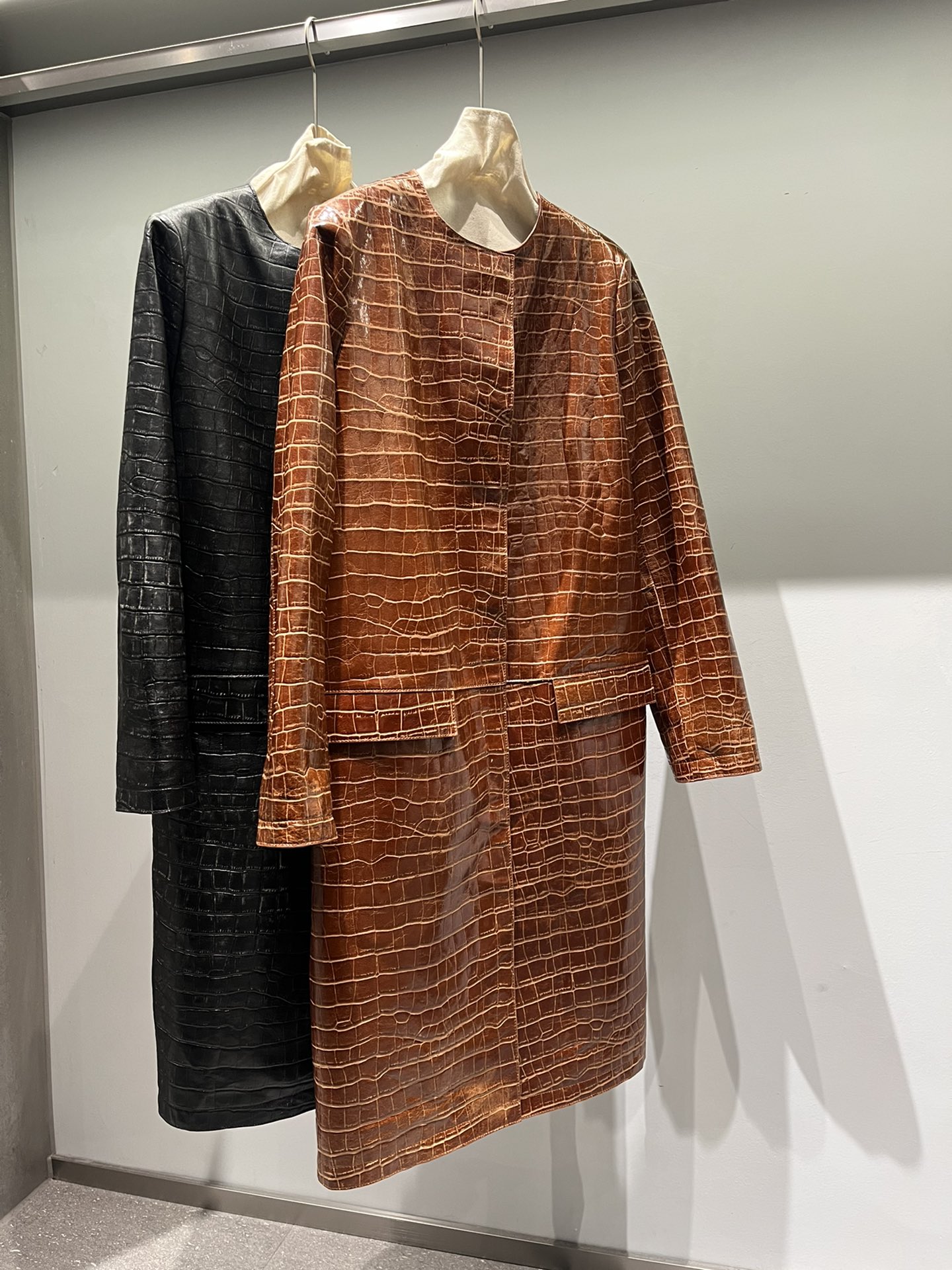 NO:721811,, Customized waxed sheepskin crocodile texture, the surface is very shiny. The long and loose version is very stiff, and all the edges are oiled like the counters. Women's clothing, sheepskin,19860909,定制油蜡羊皮鳄鱼纹理,表面非常有光泽感.长款宽松版型,很挺括,边缘全部和专柜一样做了油边工艺,女装,sheepskin,,Women's clothing