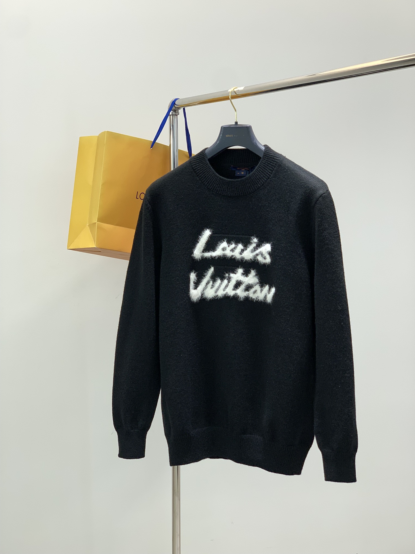 NO:681254,, LouisVuitton Louis Vuitton, the latest winter model, available at counters simultaneously, original order, fashionable and casual round-neck knitted sweater, the upper body is very unique!  Eye-catching and bright, imported original fabrics, top-notch knitting technology letter pattern decoration Logo, simple yet fashionable, classic atmosphere, comfortable and breathable, handsome and stylish upper body, size XS-L,, louis vuitton, louis vuitton, sweaters,19860909,LouisVuitton 路易威登,冬季最新款,专柜同步有售,原单狠货,时尚休闲圆领针织毛衣,上身很有特点！吸睛而有亮点,进口原版面料,顶级针织工艺字母图案装饰Logo,简单而不失时尚,经典大气,舒适透气,上身帅气有型,码数XS-L,,louis vuitton,louis vuitton,sweaters,,Men's clothing