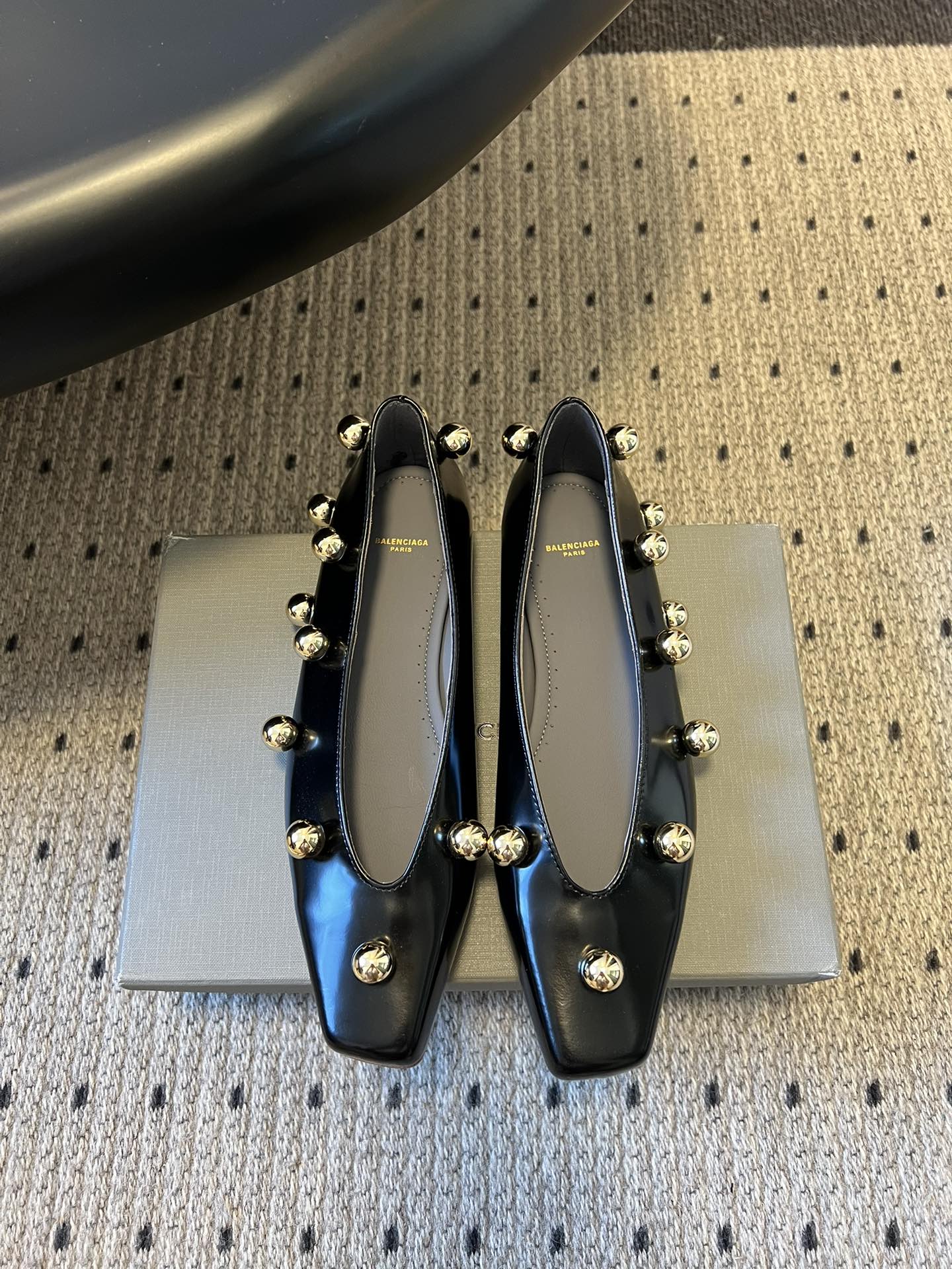 NO:695101,Balenciaga 26ss new metal ball bead minimalist flat shoes adopt a minimalist flat shoe shape with a sharp square toe. The shoe body has smooth and neat lines. It is Balenciaga's iconic pioneering simple style. The flat bottom design takes into account the comfort of daily wear.  The sides of the shoe body and the toe are embellished with metal bead rivets. The golden metal decoration forms a material contrast with the leather, becoming the visual focus, adding a sense of coolness and sophistication. It is made of glossy patent leather and comes in three classic colors of nude pink, off-white, and black. The gloss of the patent leather enhances the texture of the shoe, and the color matching is also suitable for a variety of wearing scenarios. The upper is made of beaded cowhide, and the lining is sheepskin. The outsole is made of genuine leather and is increased by 2cm.  size 35-41 (customized sizes 40 and 41 are not returnable), single shoes, balenciaga, balenciaga, flats, cowhide, sheepskin, Leather soles19860909Balenciaga 26ss新款金属圆珠极简平底鞋单鞋 采用锐利方头的极简平底鞋型,鞋身线条流畅利落,是巴黎世家标志性的先锋简约风格,平底设计兼顾日常穿着的舒适度. 鞋身两侧及鞋头点缀金属圆珠铆钉,金色金属装饰与皮革形成材质对比,成为视觉焦点,增添了酷感与精致度.选用亮面漆皮材质,呈现裸粉、米白、黑色三种经典配色,漆皮的光泽感提升了鞋款的质感,配色也适配多种穿搭场景. 鞋面开标珠牛皮 内里羊皮 大底真皮大底 增高2cm size35-41码（40、41码定制不退换）,单鞋,balenciaga,balenciaga,flats,cowhide,sheepskin,Leather soles,Women's Shoes