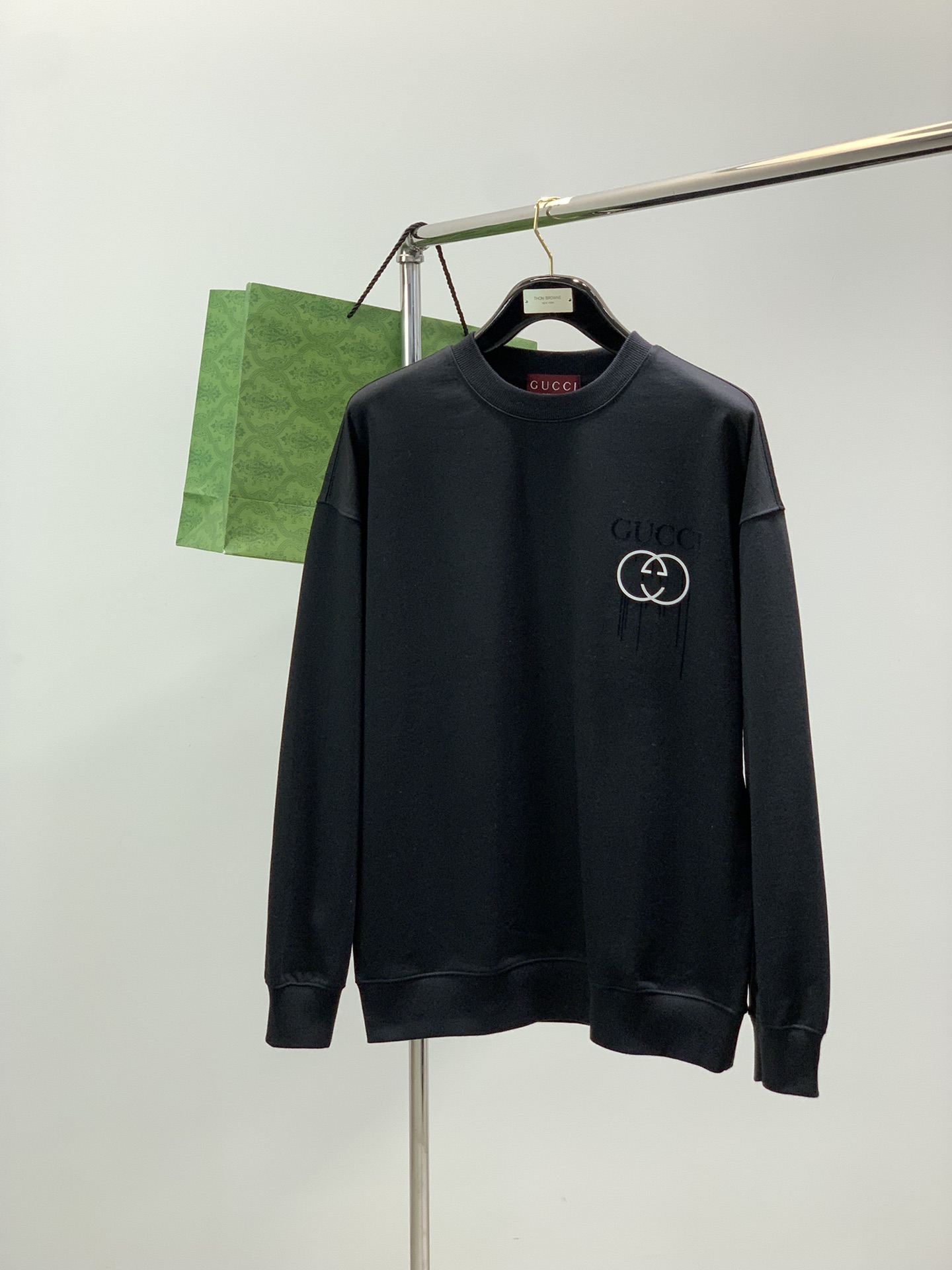 NO:681232,, Gucci Gucci, the latest autumn style, available at counters at the same time, original order, fashionable and casual round-neck sweatshirt, the upper body is very unique!  Eye-catching and bright, imported original fabrics, top-notch printing technology, letter pattern decoration Logo, simple yet fashionable, classic atmosphere, comfortable and breathable, handsome and stylish upper body, 4 colors recommended, size S-2XL,, gucci, gucci, hoodie, sweatshirts,19860909,Gucci 古驰,秋季最新款,专柜同步有售,原单狠货,时尚休闲圆领卫衣,上身很有特点！吸睛而有亮点,进口原版面料,顶级印花工艺字母图案装饰Logo,简单而不失时尚,经典大气,舒适透气,上身帅气有型,4色推荐,码数S-2XL,,gucci,gucci,hoodie,sweatshirts,,Men's clothing