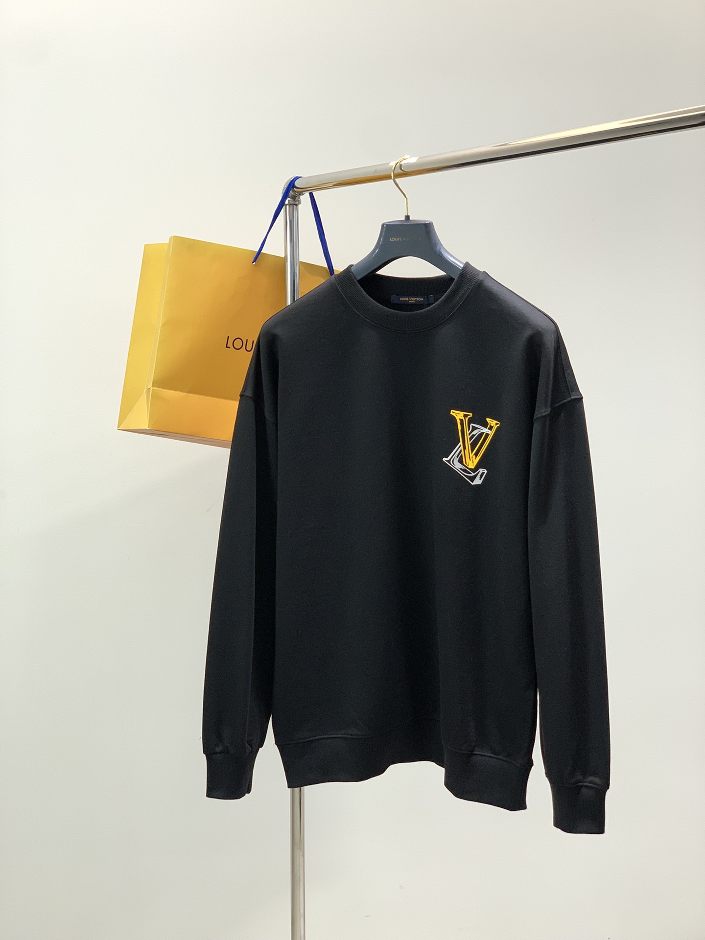 NO:681226,, LouisVuitton Louis Vuitton, the latest autumn style, available at counters at the same time, original order, fashionable and casual round-neck sweatshirt, the upper body is very unique!  Eye-catching and bright, imported original fabrics, top-notch printing technology letter pattern decoration Logo, simple yet fashionable, classic atmosphere, comfortable and breathable, handsome and stylish upper body, 4 colors recommended, size S-2XL,, louis vuitton, louis vuitton, hoodie, sweatshirts,19860909,LouisVuitton 路易威登,秋季最新款,专柜同步有售,原单狠货,时尚休闲圆领卫衣,上身很有特点！吸睛而有亮点,进口原版面料,顶级印花工艺字母图案装饰Logo,简单而不失时尚,经典大气,舒适透气,上身帅气有型,4色推荐,码数S-2XL,,louis vuitton,louis vuitton,hoodie,sweatshirts,,Men's clothing