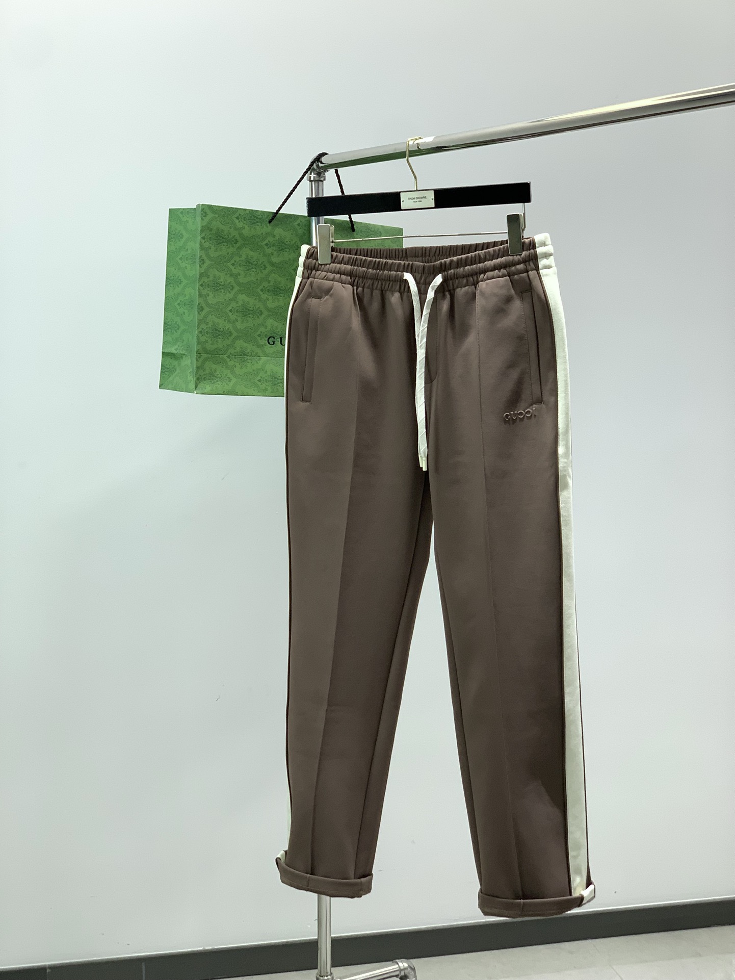 NO:680796,Clothes, pants, Gucci, the latest autumn and winter styles, available at counters simultaneously, original orders, fashionable casual suits, the upper body is very unique!  Eye-catching and bright, imported original fabrics, top embroidery craftsmanship, letter pattern decoration Logo, simple yet fashionable, classic atmosphere, comfortable and breathable, handsome and stylish upper body, size M-4XL,, gucci, gucci,19860909衣服,裤子,Gucci 古驰,秋冬季最新款,专柜同步有售,原单狠货,时尚休闲套装,上身很有特点！吸睛而有亮点,进口原版面料,顶级刺绣工艺字母图案装饰Logo,简单而不失时尚,经典大气,舒适透气,上身帅气有型,码数M-4XL,,gucci,gucci,,Men's clothing