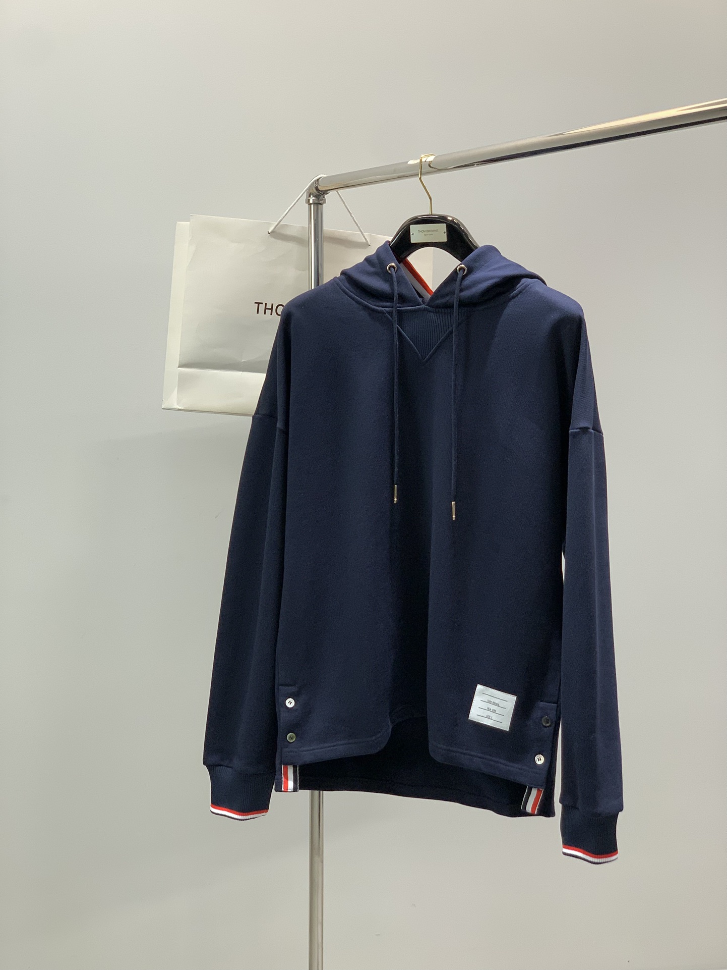 NO:681248,, Thom Browne, the latest autumn product, fashionable and casual hooded sweatshirt, available at counters simultaneously, original goods, imported original fabrics, excellent comfort, top printing technology letter pattern logo, extremely high grade, easy and versatile, handsome and stylish upper body, code number 1-4 code number 1 code 2 codes 3 codes 4 codes Bust 110114118120 Shoulder width 64656667  Sleeve length 56575859 Front length 63646566 Back length 69707172,,thom browne,hoodie,sweatshirts,hats,19860909,Thom Browne 汤姆·布朗 ,秋季最新品,时尚休闲连帽卫衣,专柜同步有售,原单狠货,采用进口原版面料,舒适度极佳,顶级印花工艺字母图案logo,档次极高,从容百搭,上身帅气有型,码数1-4 码数1码2码3码4码 胸围110114118120 肩宽64656667 袖长56575859 前衣长63646566 后衣长69707172,,thom browne,hoodie,sweatshirts,hats,,Men's clothing