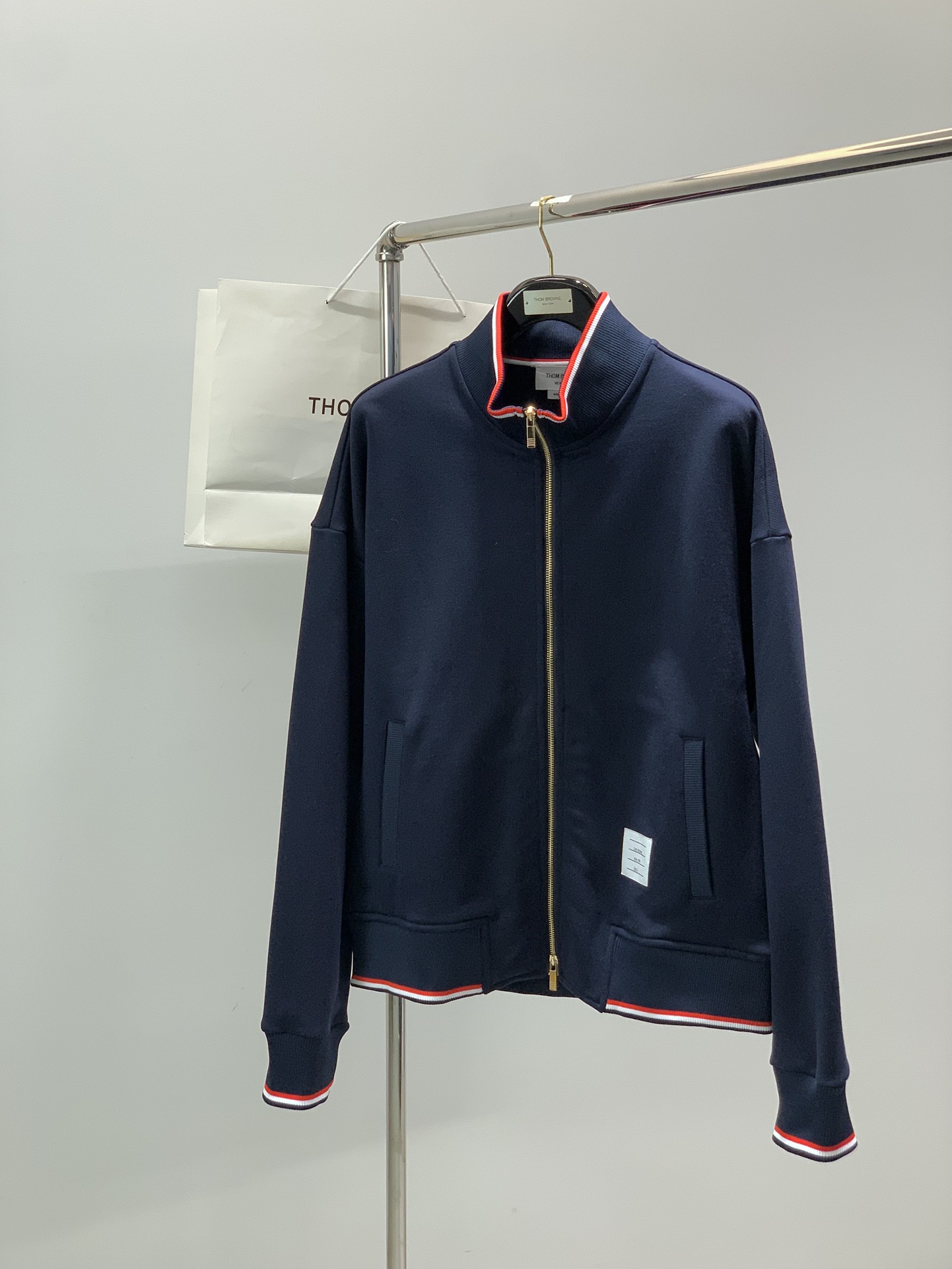 NO:681244,, Thom Browne, the latest autumn product, fashionable and casual stand-up collar jacket, available at counters, original goods, imported original fabrics, excellent comfort, top-notch printing technology letter pattern logo, extremely high grade, easy and versatile, handsome and stylish upper body, size 1-4,,thom browne, jackets & coats,19860909,Thom Browne 汤姆·布朗 ,秋季最新品,时尚休闲立领外套,专柜同步有售,原单狠货,采用进口原版面料,舒适度极佳,顶级印花工艺字母图案logo,档次极高,从容百搭,上身帅气有型,码数1-4,,thom browne,jackets & coats,,Men's clothing