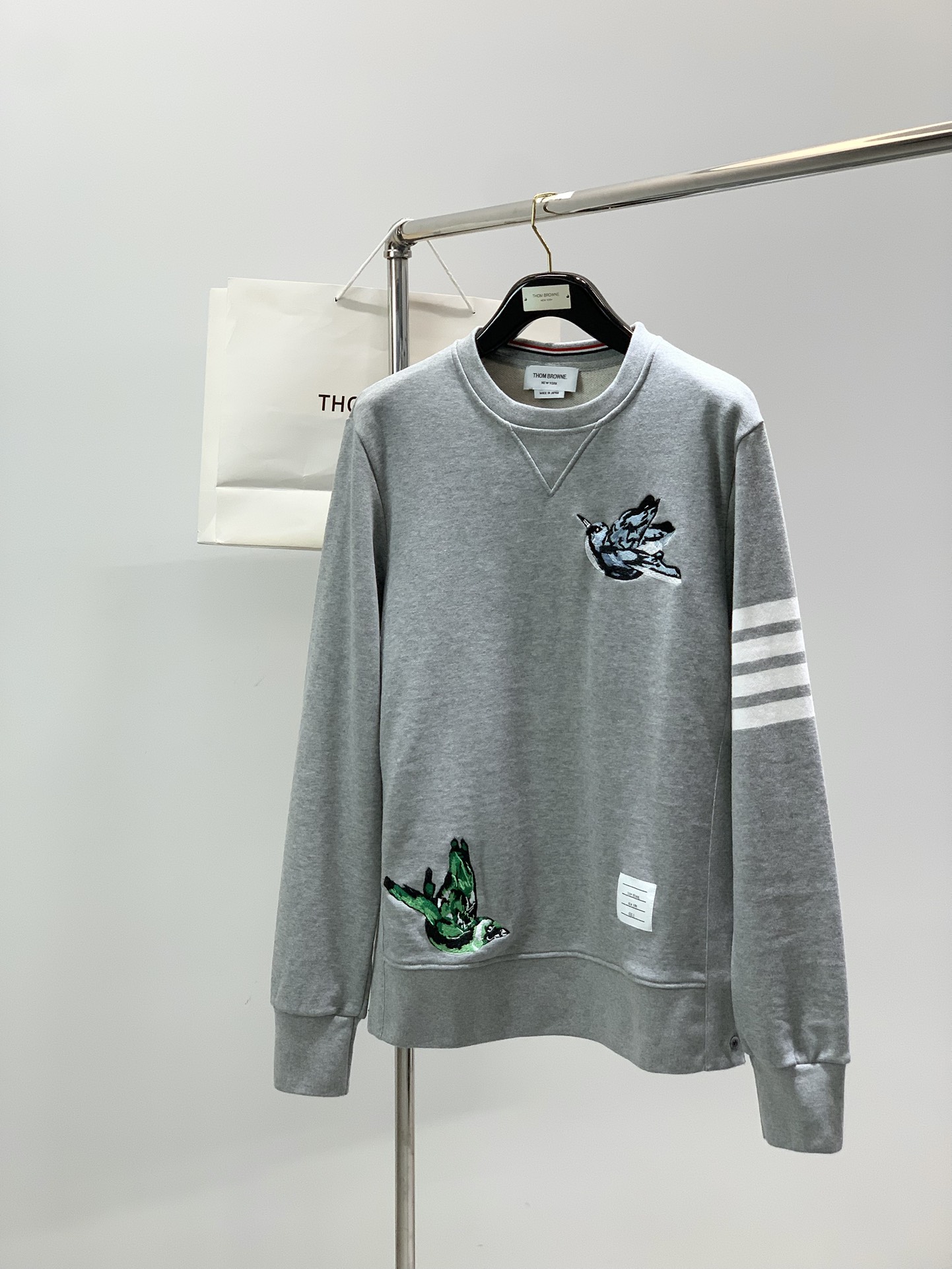 NO:681223,, Thom Browne, the latest autumn product, fashionable and casual round-neck sweatshirt, available at counters, original goods, imported original fabrics, excellent comfort, top-notch printing and embroidery crafts letter pattern logo, extremely high grade, easy and versatile, handsome and stylish upper body, code number 1-4 code number 1 code 2 codes 3 codes 4 codes Bust 104110116122 Shoulder width 44454647  Sleeve length 69707172, shirt length 70727476,,thom browne,hoodie,sweatshirts,19860909,Thom Browne 汤姆·布朗 ,秋季最新品,时尚休闲圆领卫衣,专柜同步有售,原单狠货,采用进口原版面料,舒适度极佳,顶级印花刺绣工艺字母图案logo,档次极高,从容百搭,上身帅气有型,码数1-4 码数1码2码3码4码 胸围104110116122 肩宽44454647 袖长69707172 衣长70727476,,thom browne,hoodie,sweatshirts,,Men's clothing