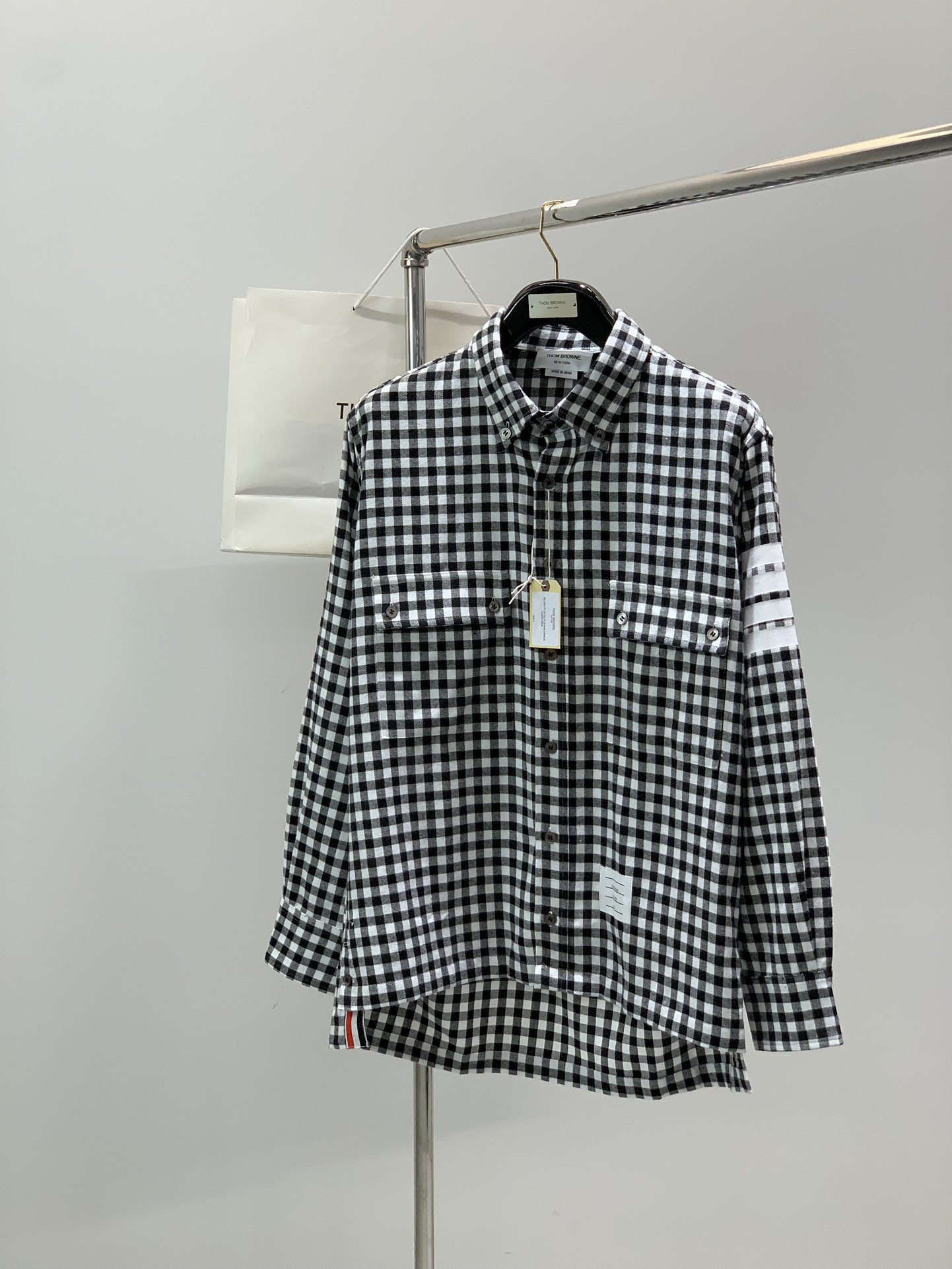 NO:681216,, Thom Browne, the latest autumn product, fashionable casual long-sleeved shirt, available at the counter simultaneously, original goods, imported original fabrics, excellent comfort, top-notch printing technology letter pattern logo, extremely high grade, easy and versatile, handsome and stylish upper body, code number 1-4 code number 1 code 2 codes 3 codes 4 codes Bust 104110116122 Shoulder width 48495051  Sleeve length 59606162, shirt length 74757677,,thom browne,shirts,19860909,Thom Browne 汤姆·布朗 ,秋季最新品,时尚休闲长袖衬衫,专柜同步有售,原单狠货,采用进口原版面料,舒适度极佳,顶级印花工艺字母图案logo,档次极高,从容百搭,上身帅气有型,码数1-4 码数1码2码3码4码 胸围104110116122 肩宽48495051 袖长59606162 衣长74757677,,thom browne,shirts,,Men's clothing