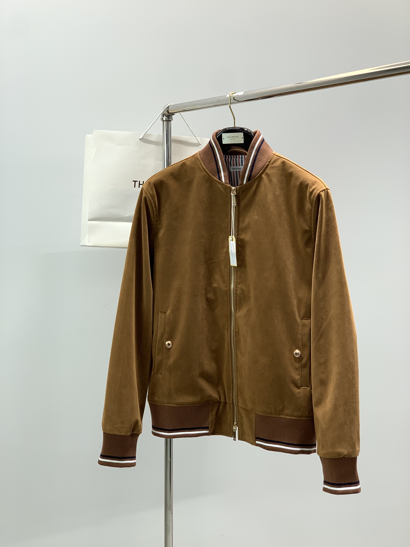 NO:681238,, Thom Browne, the latest winter product, fashionable casual jackets, available at the counter, original goods, imported original fabrics, excellent comfort, top embroidery crafts letter pattern logo, original hardware accessories decoration, extremely high grade, easy and versatile, handsome and stylish upper body, code number 1-4 code number 1 code 2 code 3 code 4 code Bust 106112118124 Shoulder width 43454749  Sleeve length 66676869 Clothing length 71737577,,thom browne,jackets & coats,jackets & coats,19860909,Thom Browne 汤姆·布朗 ,冬季最新品,时尚休闲夹克外套,专柜同步有售,原单狠货,采用进口原版面料,舒适度极佳,顶级刺绣工艺字母图案logo,原版五金辅料装饰,档次极高,从容百搭,上身帅气有型,码数1-4 码数1码2码3码4码 胸围106112118124 肩宽43454749 袖长66676869 衣长71737577,,thom browne,jackets & coats,jackets & coats,,Men's clothing