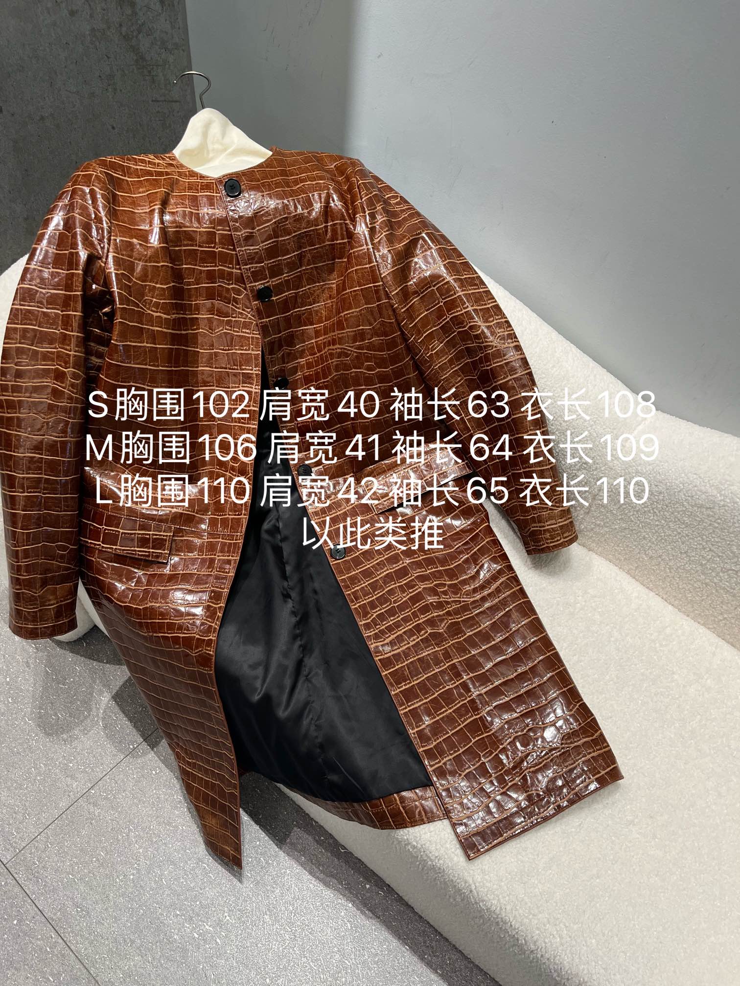 NO:721814,, customized waxed sheepskin crocodile texture, the surface is very shiny. Long loose fit, very stiff, all edges are oiled like the counters. Size S- Xl, loose straight fit, women's clothing, sheepskin,19860909,定制油蜡羊皮鳄鱼纹理,表面非常有光泽感.长款宽松版型,很挺括,边缘全部和专柜一样做了油边工艺 尺寸S- Xl,宽松直筒版型,女装,sheepskin,,Women's clothing