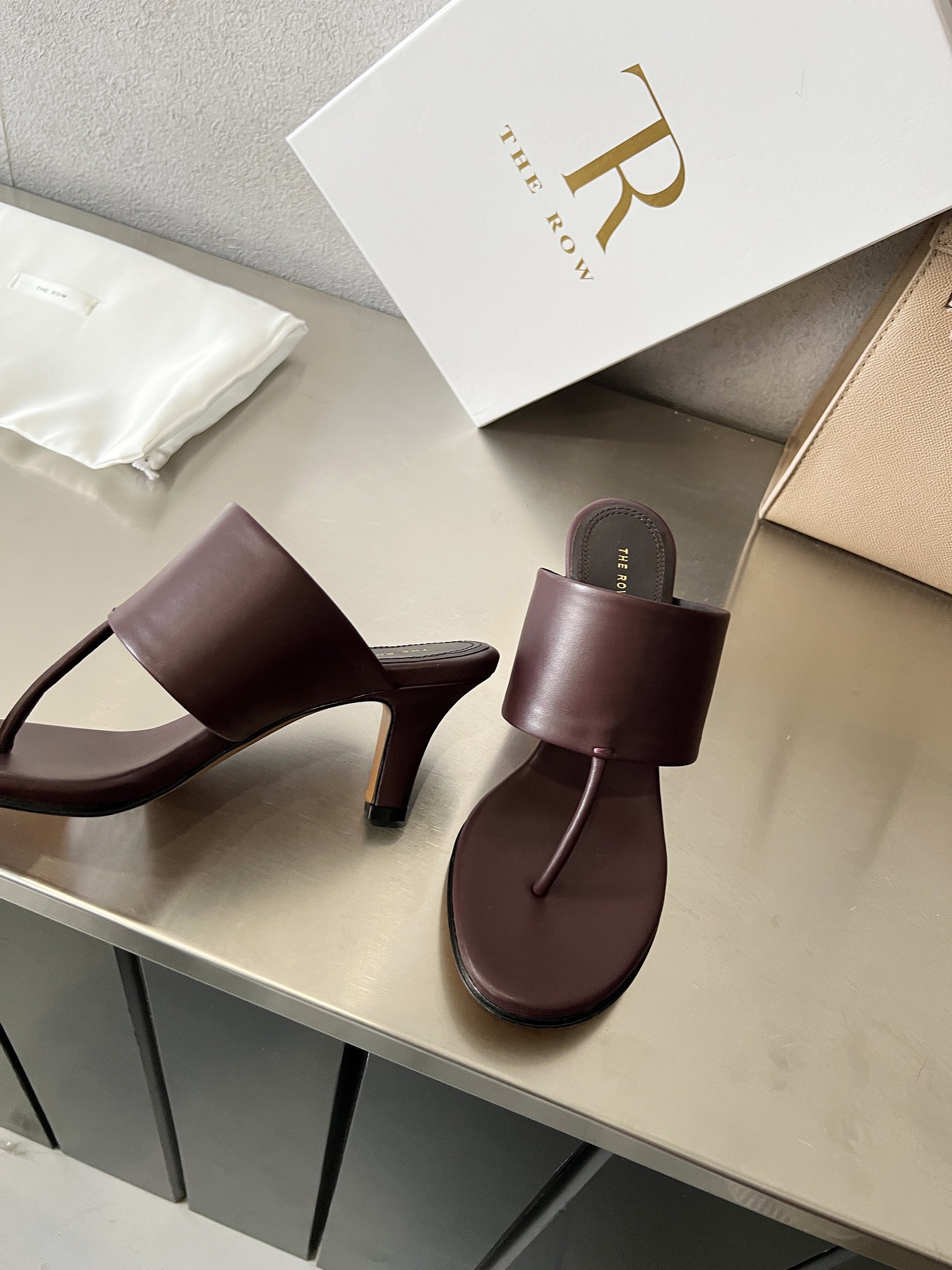 NO:670246,THEROW2025's latest hot style soft flip-up high-heeled sandals that coexist with beauty and gentleness are here. This simple, comfortable and fashionable style is inspired by the principles of minimalist aesthetics, with a simple shape to echo the coolness of summer. Neutral style but minimalist. Very easy to wear, tall, and particularly light. The fabric is imported calfskin, super soft. 35-40 colors black, white, brown, burgundy  Heel height flat sole, 6cm and 8cm (3 sizes available) leather outsole, split-toe shoes, sandals, cowhide, Leather soles19860909THEROW2025最新爆款美貌和温柔并存软软夹脚高跟凉鞋来了 此款简约,舒适,时尚为灵感 基于极简美学原则,以简约的造型呼应夏日的清凉.中性风却极简.非常好穿显高,还特别的轻盈.面料是进口小牛皮,超软.35-40 颜色黑色,白色,棕色,酒红 跟高平底,6cm和8cm（3种规格可以选择)真皮大底,分趾鞋,sandals,cowhide,Leather soles,Women's Shoes