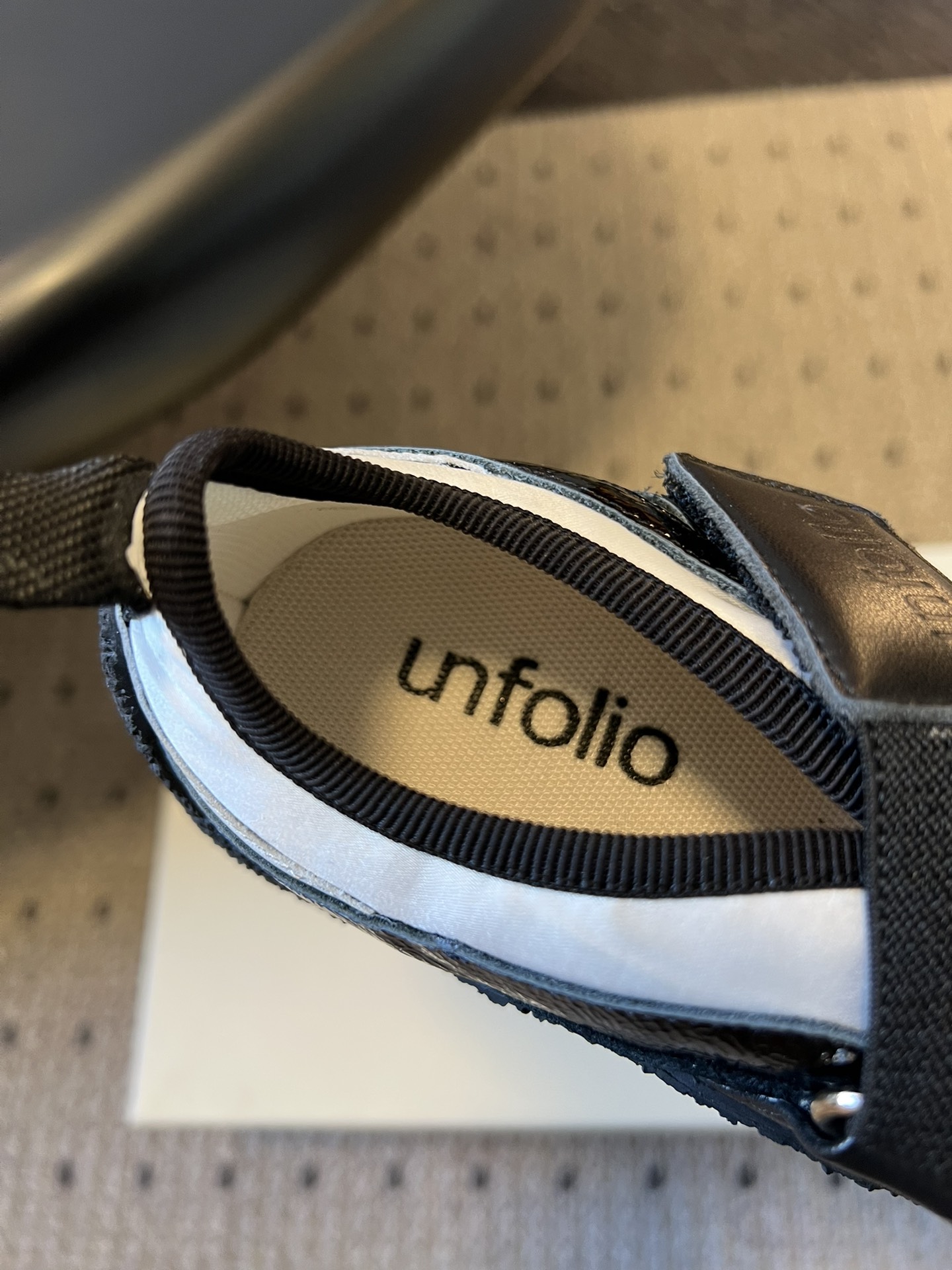 Unfoli*交叉绑带镂空玛丽珍德训鞋融合玛丽珍鞋的交叉绑带、浅口镂空版型，与德训鞋的复古橡胶鞋底、运动