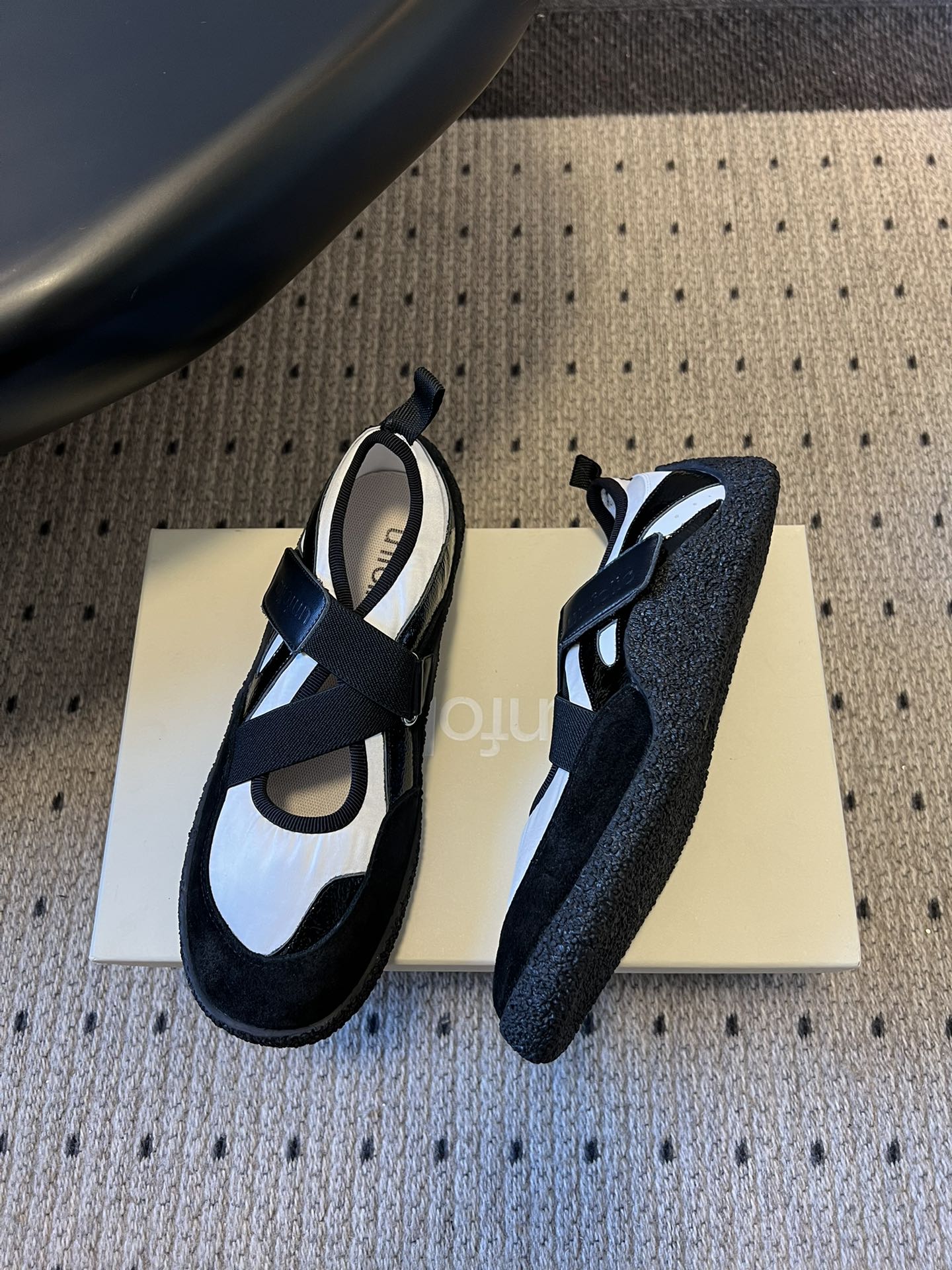 Unfoli*交叉绑带镂空玛丽珍德训鞋融合玛丽珍鞋的交叉绑带、浅口镂空版型，与德训鞋的复古橡胶鞋底、运动