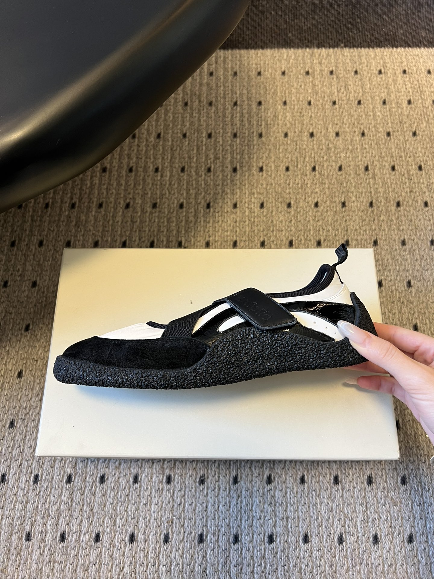 Unfoli*交叉绑带镂空玛丽珍德训鞋融合玛丽珍鞋的交叉绑带、浅口镂空版型，与德训鞋的复古橡胶鞋底、运动