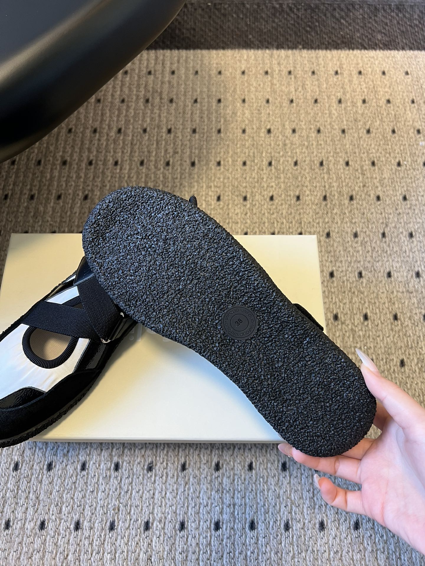 Unfoli*交叉绑带镂空玛丽珍德训鞋融合玛丽珍鞋的交叉绑带、浅口镂空版型，与德训鞋的复古橡胶鞋底、运动