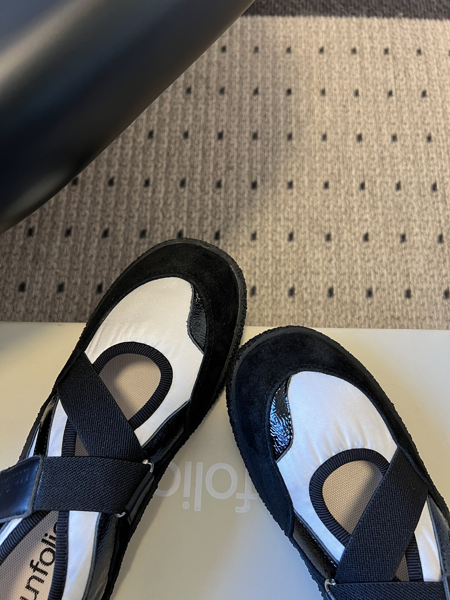 Unfoli*交叉绑带镂空玛丽珍德训鞋融合玛丽珍鞋的交叉绑带、浅口镂空版型，与德训鞋的复古橡胶鞋底、运动