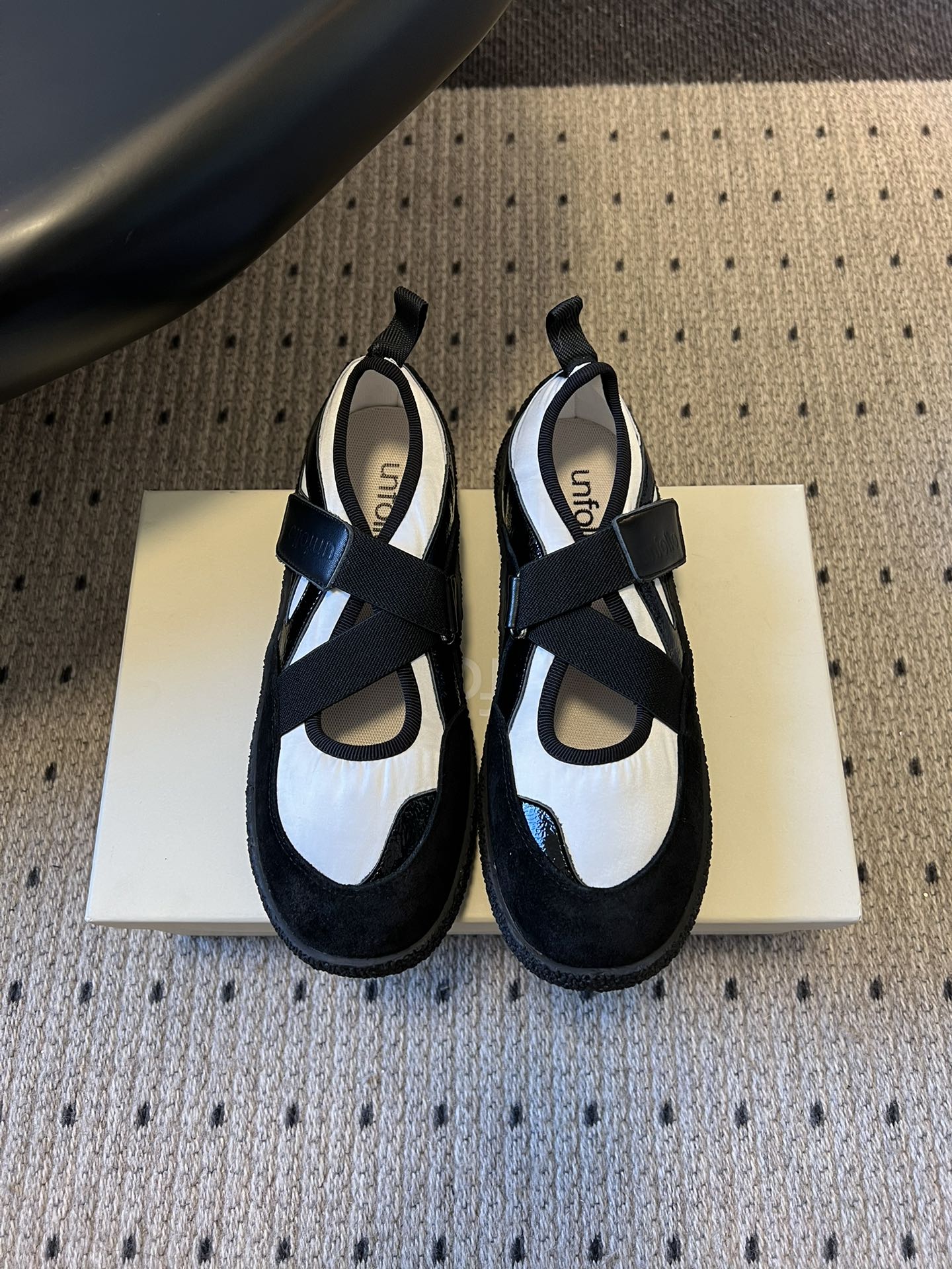 Unfoli*交叉绑带镂空玛丽珍德训鞋融合玛丽珍鞋的交叉绑带、浅口镂空版型，与德训鞋的复古橡胶鞋底、运动