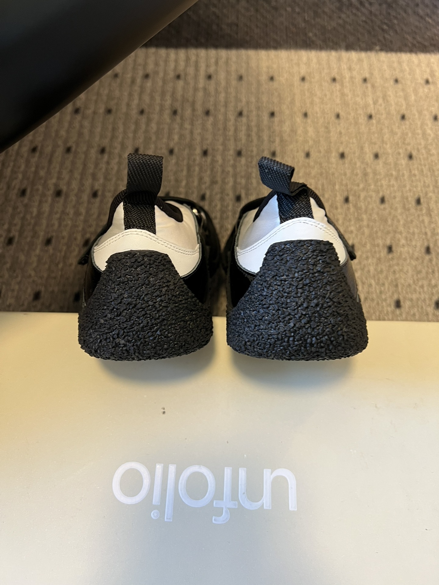 Unfoli*交叉绑带镂空玛丽珍德训鞋融合玛丽珍鞋的交叉绑带、浅口镂空版型，与德训鞋的复古橡胶鞋底、运动