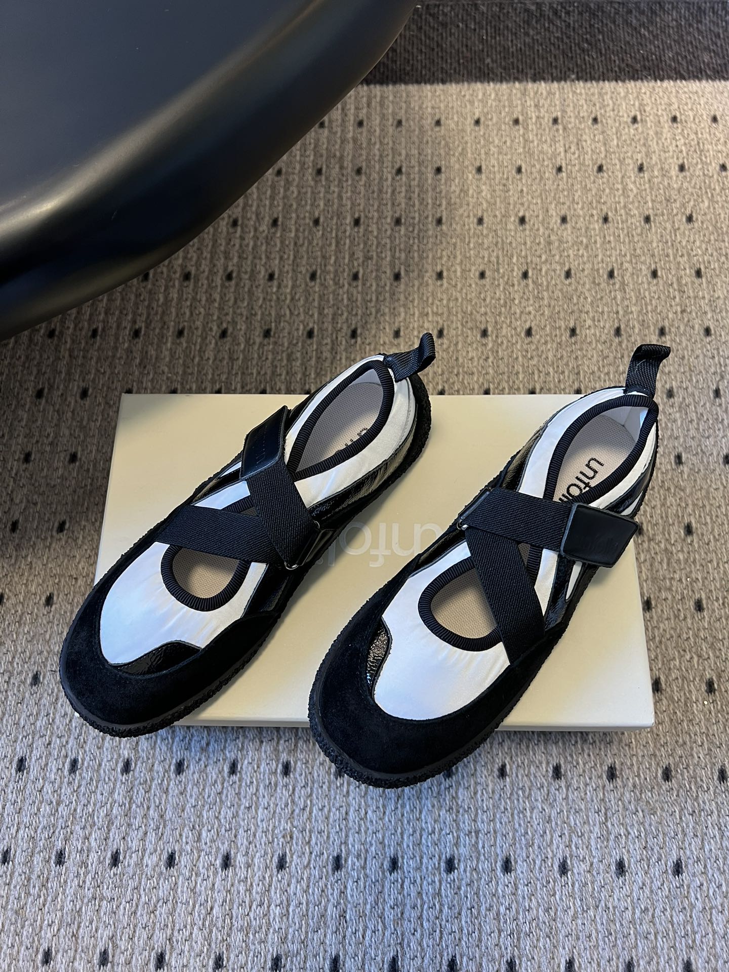 Unfoli*交叉绑带镂空玛丽珍德训鞋融合玛丽珍鞋的交叉绑带、浅口镂空版型，与德训鞋的复古橡胶鞋底、运动