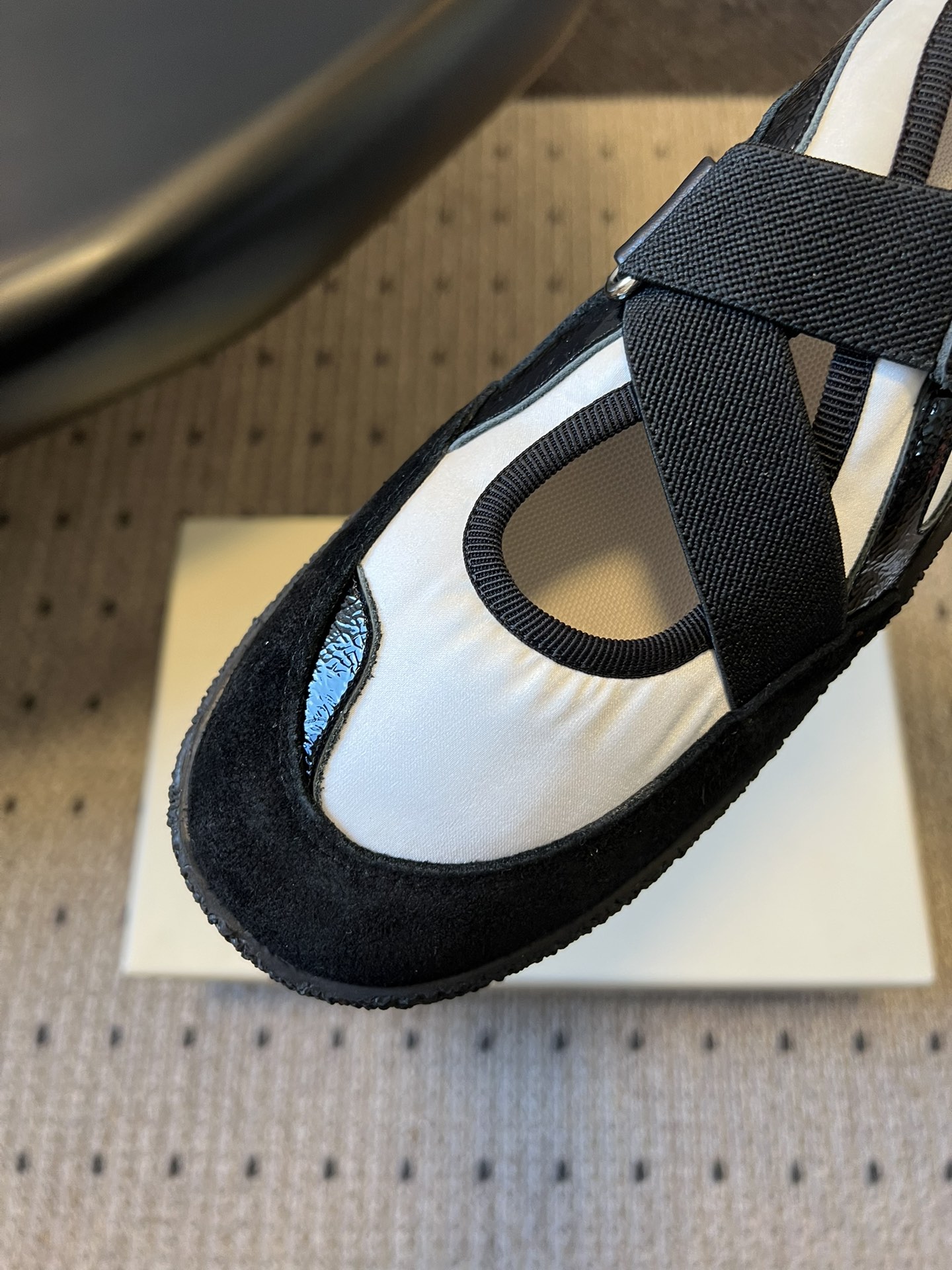 Unfoli*交叉绑带镂空玛丽珍德训鞋融合玛丽珍鞋的交叉绑带、浅口镂空版型，与德训鞋的复古橡胶鞋底、运动