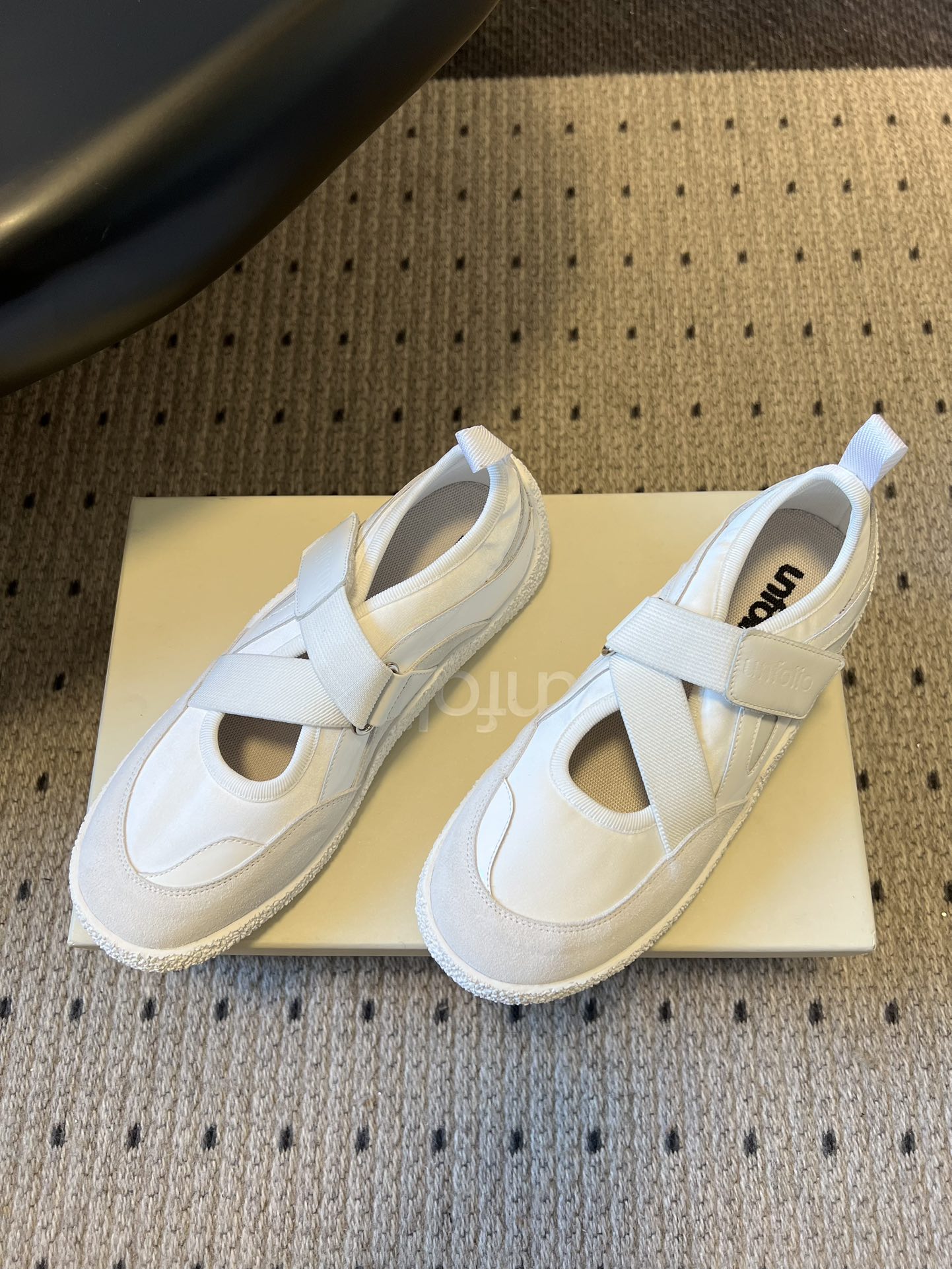 Unfoli*交叉绑带镂空玛丽珍德训鞋融合玛丽珍鞋的交叉绑带、浅口镂空版型，与德训鞋的复古橡胶鞋底、运动