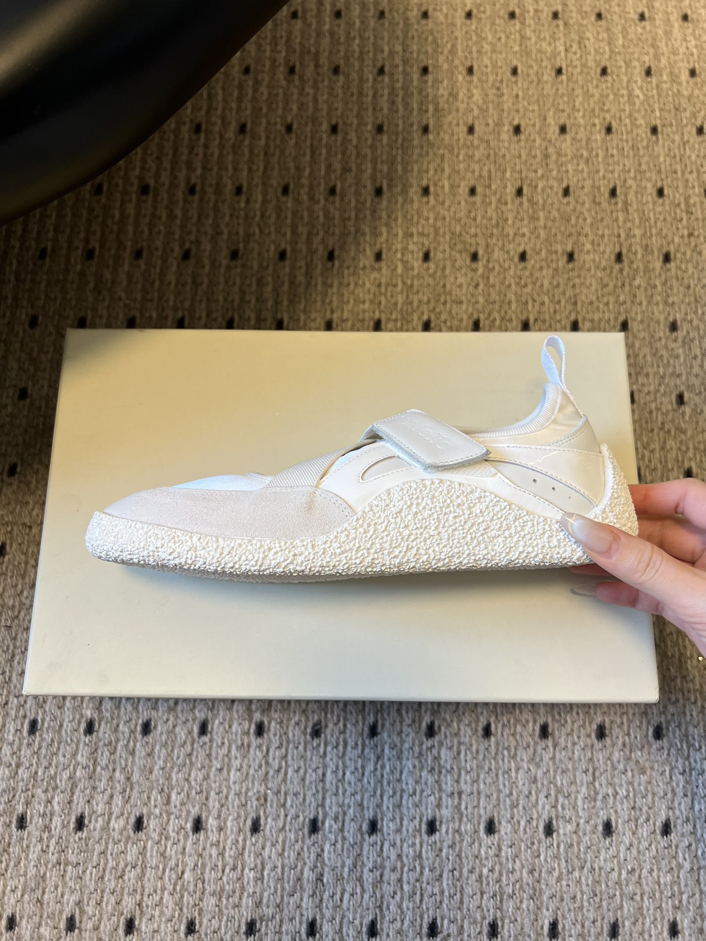 Unfoli*交叉绑带镂空玛丽珍德训鞋融合玛丽珍鞋的交叉绑带、浅口镂空版型，与德训鞋的复古橡胶鞋底、运动