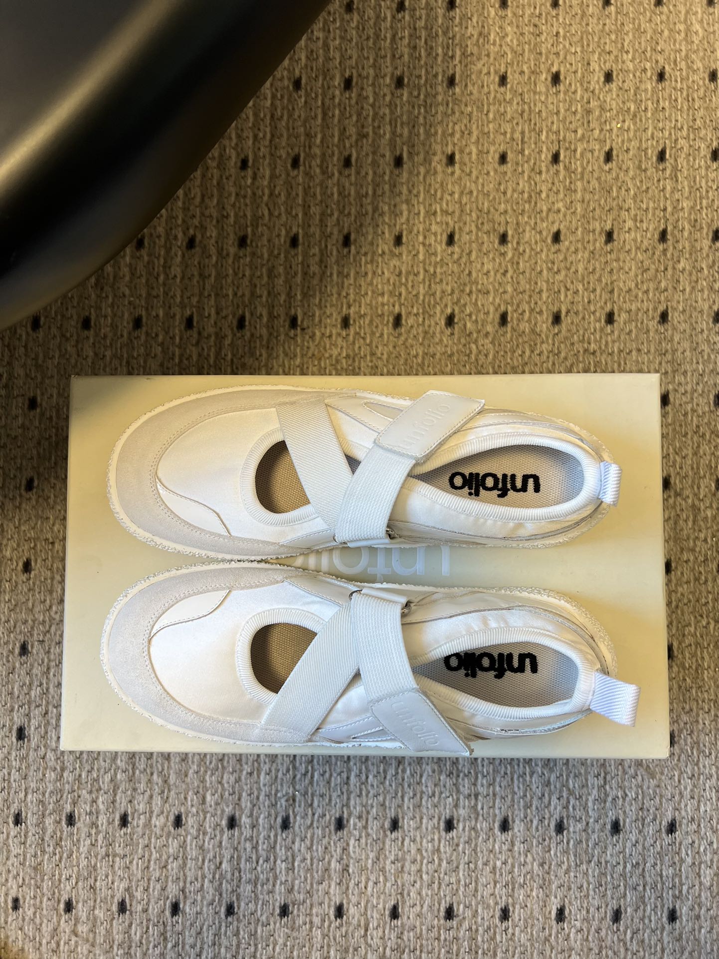 Unfoli*交叉绑带镂空玛丽珍德训鞋融合玛丽珍鞋的交叉绑带、浅口镂空版型，与德训鞋的复古橡胶鞋底、运动