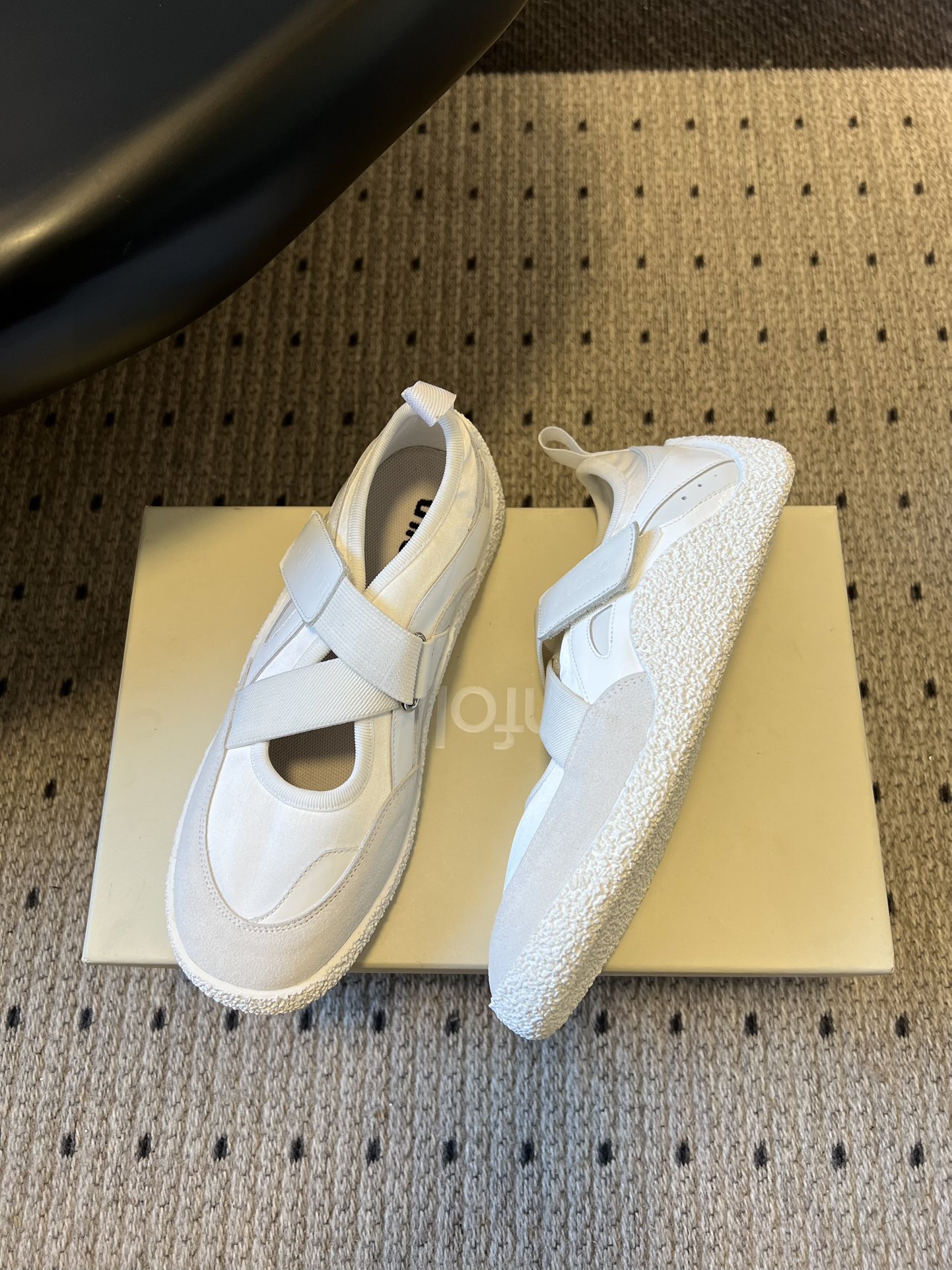 Unfoli*交叉绑带镂空玛丽珍德训鞋融合玛丽珍鞋的交叉绑带、浅口镂空版型，与德训鞋的复古橡胶鞋底、运动