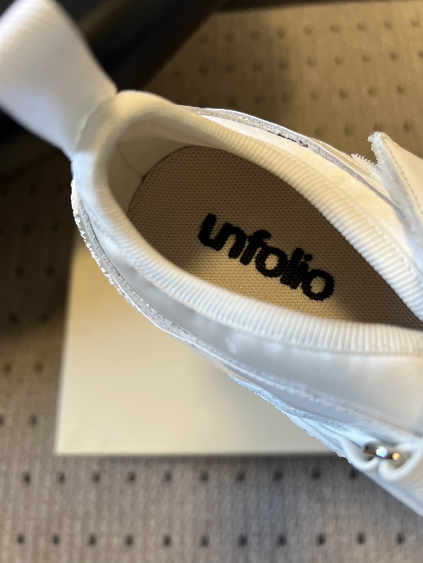 Unfoli*交叉绑带镂空玛丽珍德训鞋融合玛丽珍鞋的交叉绑带、浅口镂空版型，与德训鞋的复古橡胶鞋底、运动