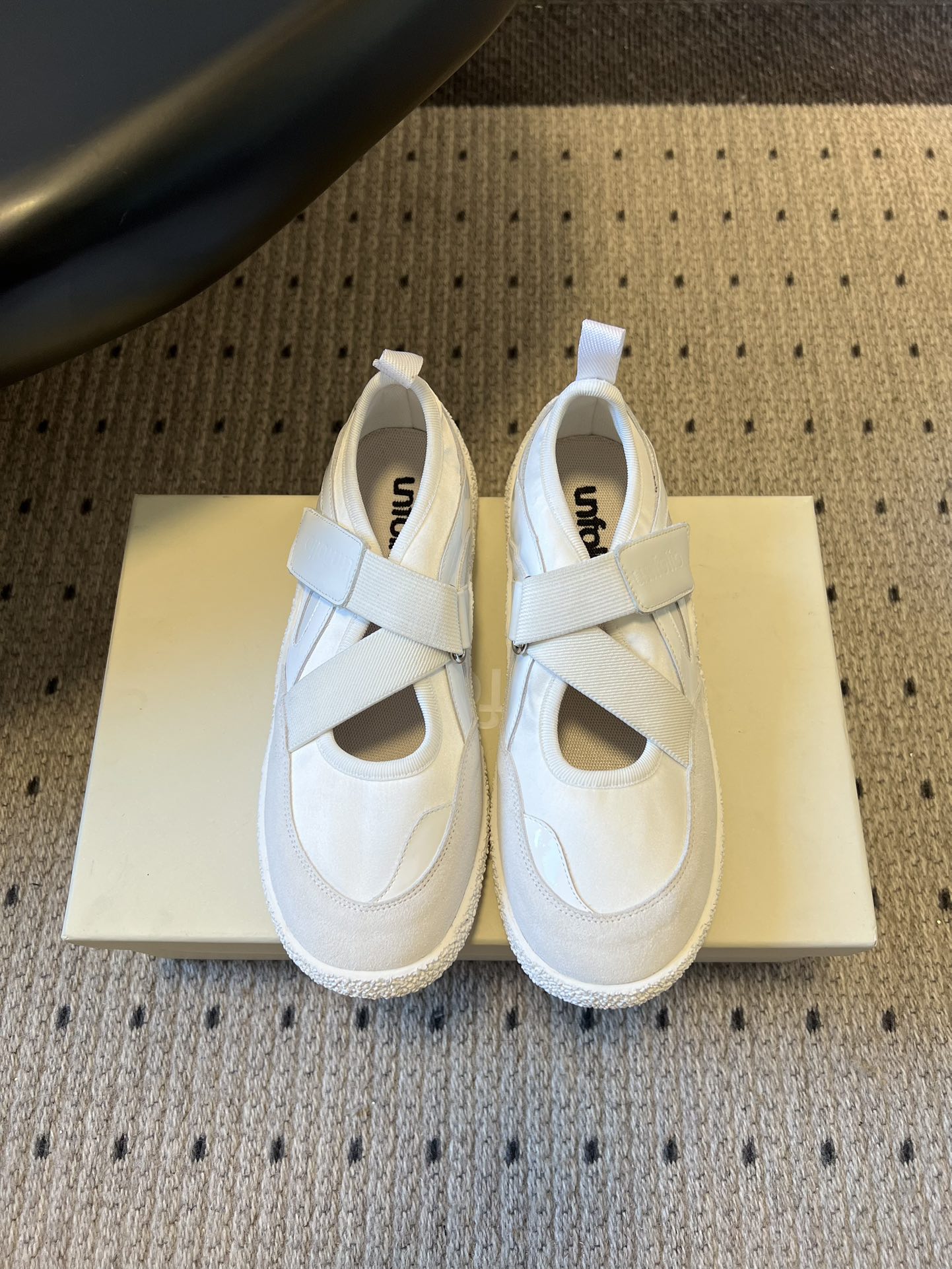 NO:706591,Unfoli* Cross-Strap Hollow Mary Jane Shoes combine the cross-strap and shallow cutout style of Mary Jane shoes with the retro rubber soles and sports shoe last shape of Marie-Jane shoes. They have both the elegance of ballet style and the street attributes of casual sports shoes. They are the popular cross-border style of 'ballet moral training' at the moment.  The sole has a certain thickness and slight texture, which not only ensures the comfort of daily walking, but also has an anti-slip effect; the pull-up strap on the heel also improves the convenience of putting on and taking off. There are two classic colors of pure white and black and white color matching, which are simple and versatile; the color matching version enhances the layering of the upper through black and white contrasting colors, while the pure white version is more clean and neat, suitable for a variety of wearing styles. Upper cowhide/silk, lining sheepskin, outsole wear-resistant molded sole, increased by 3cm  size 35-41 (customized sizes 40 and 41 are not returnable), mary jane, mary jane, sneakers, cowhide, sheepskin, real silk19860909Unfoli*交叉绑带镂空玛丽珍德训鞋 融合玛丽珍鞋的交叉绑带、浅口镂空版型,与德训鞋的复古橡胶鞋底、运动鞋楦型,既有芭蕾风的优雅感,又具备休闲运动鞋的街头属性,是当下流行的“芭蕾德训”跨界风格. 鞋底有一定厚度且带轻微纹路,既保证日常行走的舒适度,又有防滑效果；鞋后跟的提拉带也提升了穿脱的便利性.纯白、黑白拼色两款经典配色,简约且百搭；拼色款通过黑白撞色强化鞋面的层次感,纯白款则更显干净利落,适配多种穿搭风格. 鞋面牛皮/真丝 内里羊皮 大底耐磨成型底 增高3cm size35-41码（40、41码定制不退换）,玛丽珍,mary jane,sneakers,cowhide,sheepskin,real silk,Women's Shoes