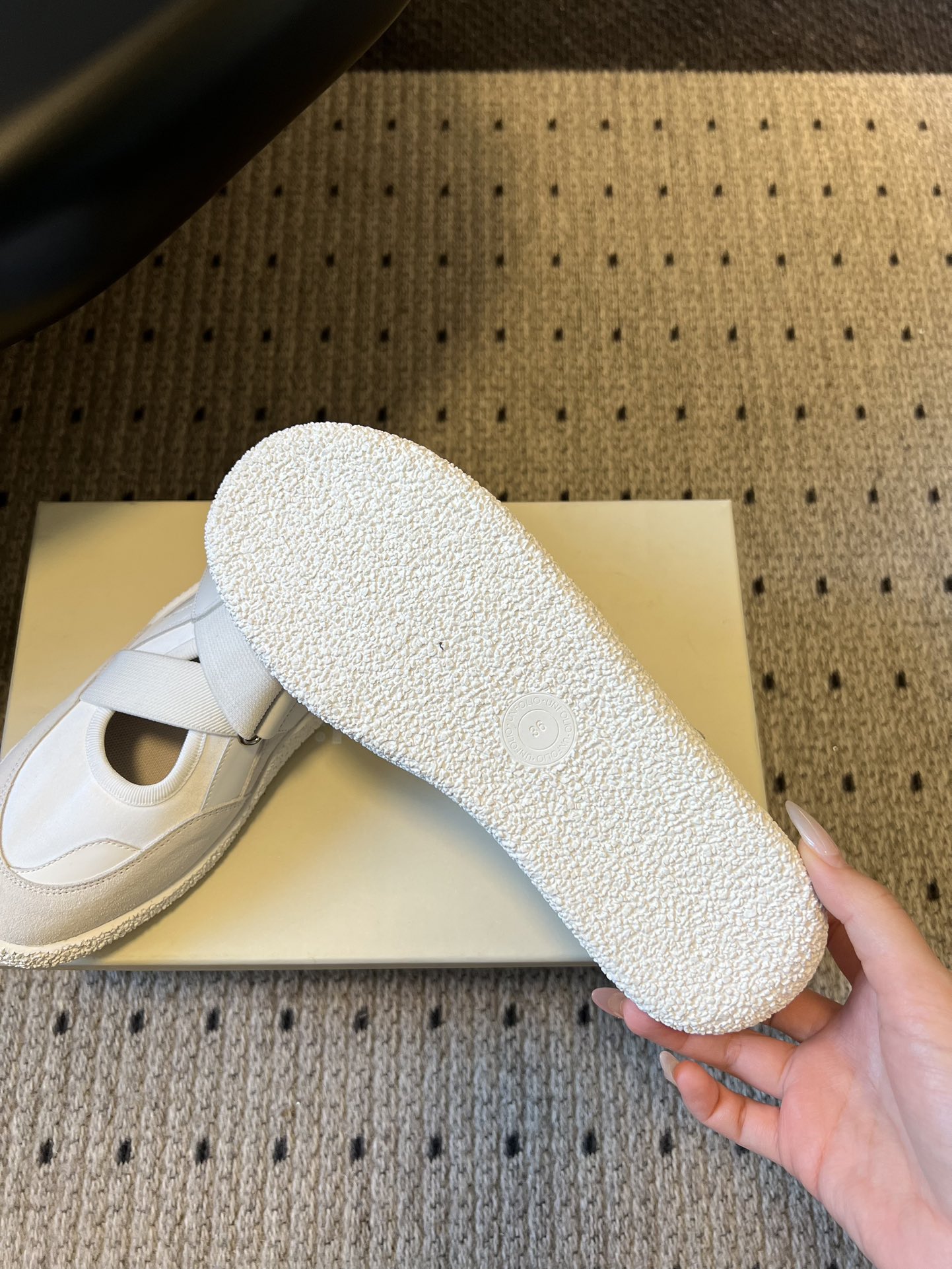 Unfoli*交叉绑带镂空玛丽珍德训鞋融合玛丽珍鞋的交叉绑带、浅口镂空版型，与德训鞋的复古橡胶鞋底、运动