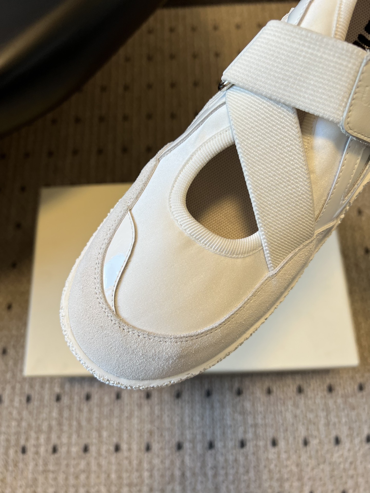 Unfoli*交叉绑带镂空玛丽珍德训鞋融合玛丽珍鞋的交叉绑带、浅口镂空版型，与德训鞋的复古橡胶鞋底、运动