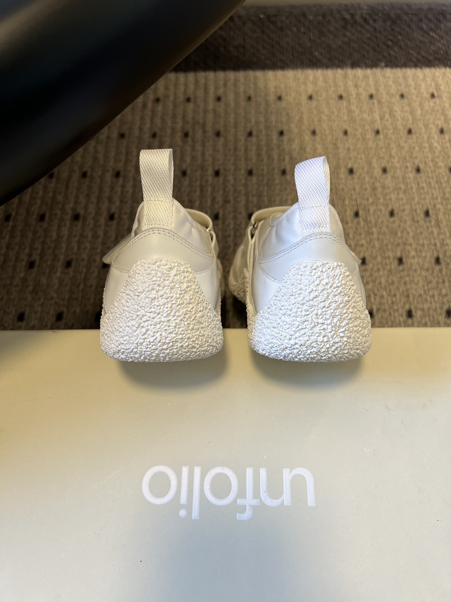 Unfoli*交叉绑带镂空玛丽珍德训鞋融合玛丽珍鞋的交叉绑带、浅口镂空版型，与德训鞋的复古橡胶鞋底、运动