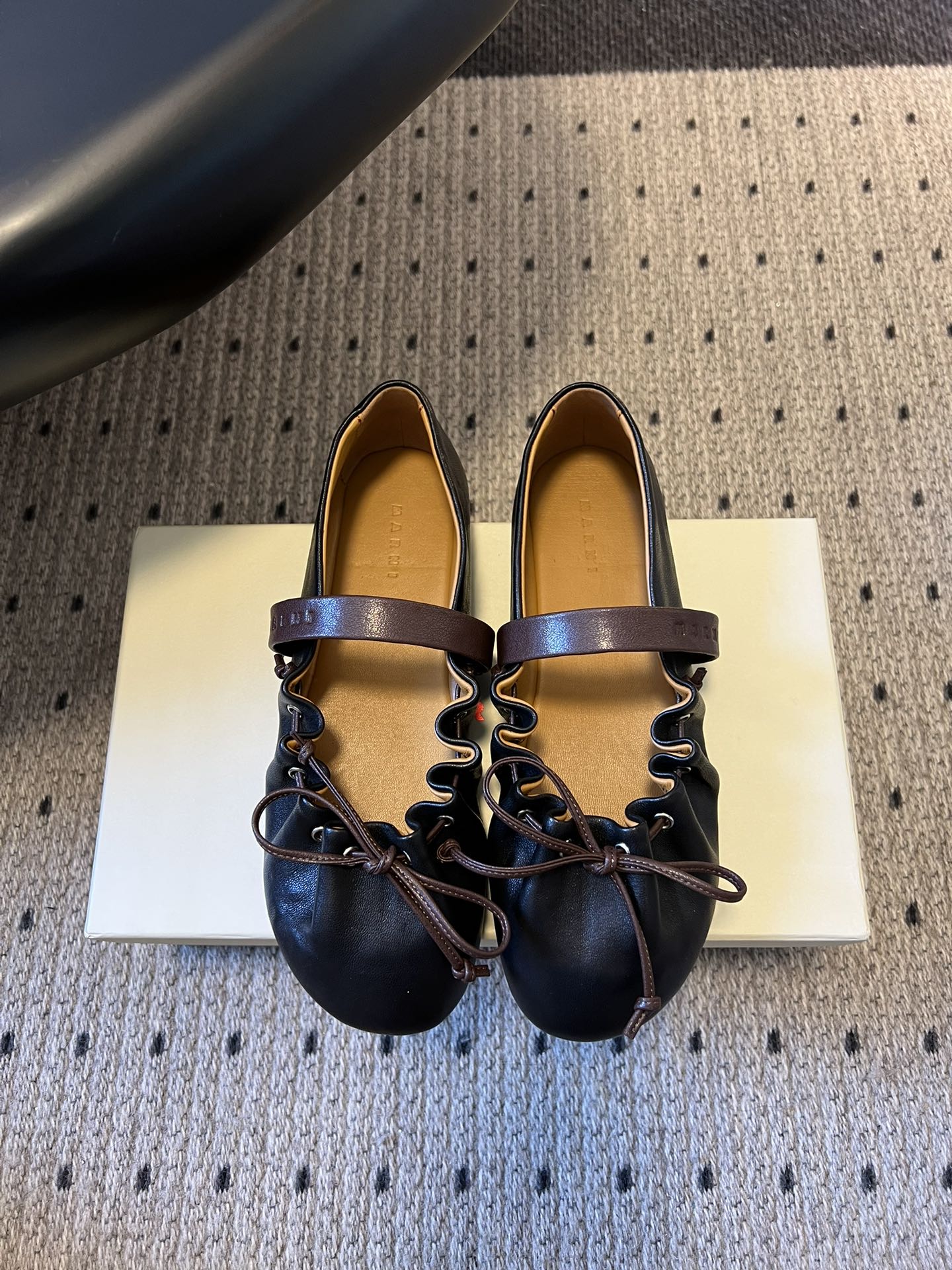 NO:695103,The high version of Marni pleated ruffle Mary Jane ballet flats combines the soft shoe shape of ballet flats with the thin straps of Mary Jane shoes. The shoe mouth is decorated with ruffle pleats, and the toe is matched with a thin ribbon bow. The sweet element adds a retro cool feeling due to the leather texture, breaking the single elegance of ballet shoes.  The upper is made of soft leather, and the shoe body has an elastic pleated design that can fit the foot shape without pressuring the foot; the flat-soled heelless version is matched with a slightly wide shoe last, taking into account the comfort and tolerance of daily walking. The childlike ruffles and bows are combined with the simple ballet shoe shape to create a highly recognizable shoe that combines 'sweet girl style + retro style'. Sheepskin upper, sheepskin lining, foam rubber outsole, increased by 2cm  size 35-41 (customized sizes 40 and 41 are not returnable), ballet shoes, marni, mary jane, flats, sheepskin19860909高版本Marni褶皱荷叶边玛丽珍芭蕾鞋平底鞋 融合芭蕾平底鞋的柔软鞋型与玛丽珍鞋的细绑带,鞋口加入荷叶边褶皱装饰,鞋头搭配细带蝴蝶结,甜美元素中又因皮革的质感增添了复古酷感,打破了芭蕾鞋的单一优雅感. 鞋面采用软质皮革,鞋身有弹性褶皱设计,能贴合脚型且不压脚；平底无跟的版型搭配微宽的鞋楦,兼顾日常行走的舒适度与包容性.童趣的荷叶边、蝴蝶结与简约的芭蕾鞋型结合,打造出辨识度高的“甜妹风+复古风”结合的鞋款. 鞋面羊皮 内里羊皮 大底橡胶发泡 增高2cm size35-41码（40、41码定制不退换）,芭蕾舞鞋,marni,mary jane,flats,sheepskin,Women's Shoes