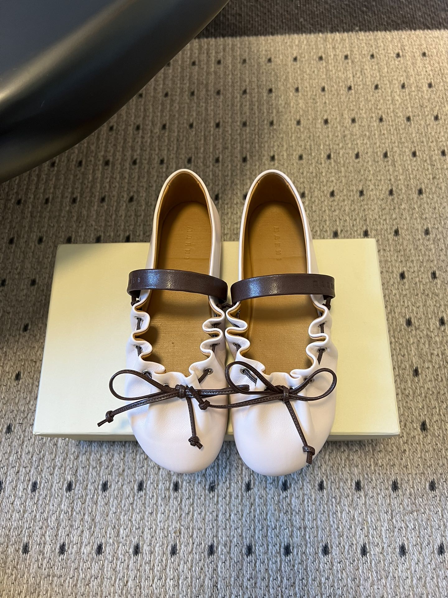 NO:679384,Top quality Marn* pleated ruffle Mary Jane ballet flats combine the soft shoe shape of ballet flats with the thin straps of Mary Jane shoes. The shoe mouth is decorated with ruffle pleats, and the toe is matched with a thin ribbon bow. The sweet element adds a retro cool feeling due to the leather texture, breaking the single elegance of ballet shoes.  The upper is made of soft leather, and the shoe body has an elastic pleated design that can fit the foot shape without pressuring the foot; the flat-soled heelless version is matched with a slightly wide shoe last, taking into account the comfort and tolerance of daily walking. The childlike ruffles and bows are combined with the simple ballet shoe shape to create a highly recognizable shoe that combines 'sweet girl style + retro style'. Sheepskin upper, sheepskin lining, foam rubber outsole, increased by 2cm  size 35-41 (customized sizes 40 and 41 are non-refundable), casual shoes/sports shoes, marni, mary jane, flats, sneakers, sheepskin19860909顶级品质 Marn*褶皱荷叶边玛丽珍芭蕾鞋平底鞋 融合芭蕾平底鞋的柔软鞋型与玛丽珍鞋的细绑带,鞋口加入荷叶边褶皱装饰,鞋头搭配细带蝴蝶结,甜美元素中又因皮革的质感增添了复古酷感,打破了芭蕾鞋的单一优雅感. 鞋面采用软质皮革,鞋身有弹性褶皱设计,能贴合脚型且不压脚；平底无跟的版型搭配微宽的鞋楦,兼顾日常行走的舒适度与包容性.童趣的荷叶边、蝴蝶结与简约的芭蕾鞋型结合,打造出辨识度高的“甜妹风+复古风”结合的鞋款. 鞋面羊皮 内里羊皮 大底橡胶发泡 增高2cm size35-41码（40、41码定制不退换）,休闲鞋/运动鞋,marni,mary jane,flats,sneakers,sheepskin,Women's Shoes