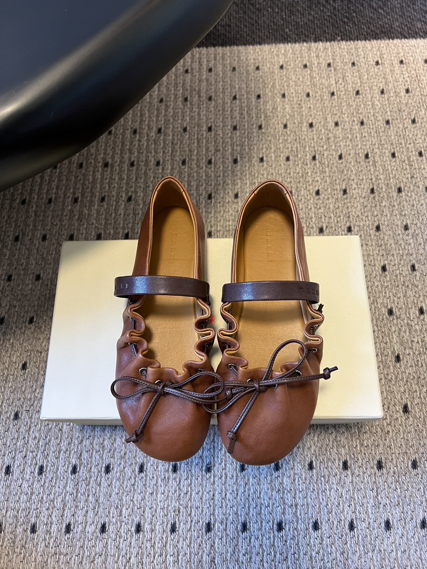 NO:682336,Marn* pleated ruffle Mary Jane ballet flats combine the soft shoe shape of ballet flats with the thin straps of Mary Jane shoes. The shoe mouth is decorated with ruffle pleats, and the toe is matched with a thin ribbon bow. The sweet element adds a retro cool feeling due to the texture of leather, breaking the single elegance of ballet shoes.  The upper is made of soft leather, and the shoe body has an elastic pleated design that can fit the foot shape without pressuring the foot; the flat-soled heelless version is matched with a slightly wide shoe last, taking into account the comfort and tolerance of daily walking. The childlike ruffles and bows are combined with the simple ballet shoe shape to create a highly recognizable shoe that combines 'sweet girl style + retro style'. Sheepskin upper, sheepskin lining, foam rubber outsole, increased by 2cm  size 35-41 (customized sizes 40 and 41 are not returnable), ballet shoes, marni, mary jane, flats, sheepskin19860909Marn*褶皱荷叶边玛丽珍芭蕾鞋平底鞋 融合芭蕾平底鞋的柔软鞋型与玛丽珍鞋的细绑带,鞋口加入荷叶边褶皱装饰,鞋头搭配细带蝴蝶结,甜美元素中又因皮革的质感增添了复古酷感,打破了芭蕾鞋的单一优雅感. 鞋面采用软质皮革,鞋身有弹性褶皱设计,能贴合脚型且不压脚；平底无跟的版型搭配微宽的鞋楦,兼顾日常行走的舒适度与包容性.童趣的荷叶边、蝴蝶结与简约的芭蕾鞋型结合,打造出辨识度高的“甜妹风+复古风”结合的鞋款. 鞋面羊皮 内里羊皮 大底橡胶发泡 增高2cm size35-41码（40、41码定制不退换）,芭蕾舞鞋,marni,mary jane,flats,sheepskin,Women's Shoes