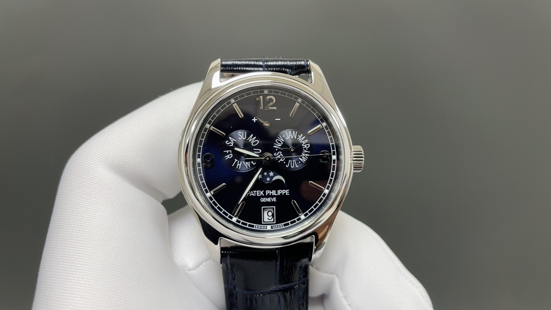 百达翡丽🌐复杂功能时计5146/5147多功能腕表,堪称腕表精品当中的精品!
腕表直径为39毫米,作为一款男士腕表,它的表盘大小适中。日期指示盘和月份指示盘分别位于表盘中心的左右,为我们奉上对称的美感,整个表盘的布局大方得体,包括了如此之多的功能的同时,又不会让人觉得繁杂。
机芯采用定制版Cal.324 S IRM QA LU,完美还原正品诸多功能,提供了强大的时间衡量功能。意大利牛皮表带,专属的灯笼扣,任何季节,任何场所,任何职业人均适合佩戴,让手腕佩戴得更舒适,让气质绽放。此款腕表具有30米防水功能,满足大众日常生活,休闲度假必备腕表。
百达翡丽5146/5147可以说是腕表中的精品,功能方面的巧妙构思,外观上的合理布局,以及优越的机芯性能,无一不体现出百达翡丽的独特设计,一件经典的艺术品,一件完美的收藏品。百达翡丽的专属语:谁都无法拥有一块百达翡丽,我们只是为下一代保管。但试问爱表之人,谁不愿意拥有一块百达翡丽呢,这或许是很多爱表之人初心的起点,甚至是终点。如果有个机会出现在你面前,那么就好好珍惜吧🌐