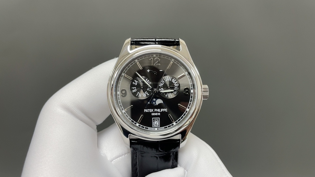 百达翡丽🌐复杂功能时计5146/5147多功能腕表,堪称腕表精品当中的精品!
腕表直径为39毫米,作为一款男士腕表,它的表盘大小适中。日期指示盘和月份指示盘分别位于表盘中心的左右,为我们奉上对称的美感,整个表盘的布局大方得体,包括了如此之多的功能的同时,又不会让人觉得繁杂。
机芯采用定制版Cal.324 S IRM QA LU,完美还原正品诸多功能,提供了强大的时间衡量功能。意大利牛皮表带,专属的灯笼扣,任何季节,任何场所,任何职业人均适合佩戴,让手腕佩戴得更舒适,让气质绽放。此款腕表具有30米防水功能,满足大众日常生活,休闲度假必备腕表。
百达翡丽5146/5147可以说是腕表中的精品,功能方面的巧妙构思,外观上的合理布局,以及优越的机芯性能,无一不体现出百达翡丽的独特设计,一件经典的艺术品,一件完美的收藏品。百达翡丽的专属语:谁都无法拥有一块百达翡丽,我们只是为下一代保管。但试问爱表之人,谁不愿意拥有一块百达翡丽呢,这或许是很多爱表之人初心的起点,甚至是终点。如果有个机会出现在你面前,那么就好好珍惜吧🌐