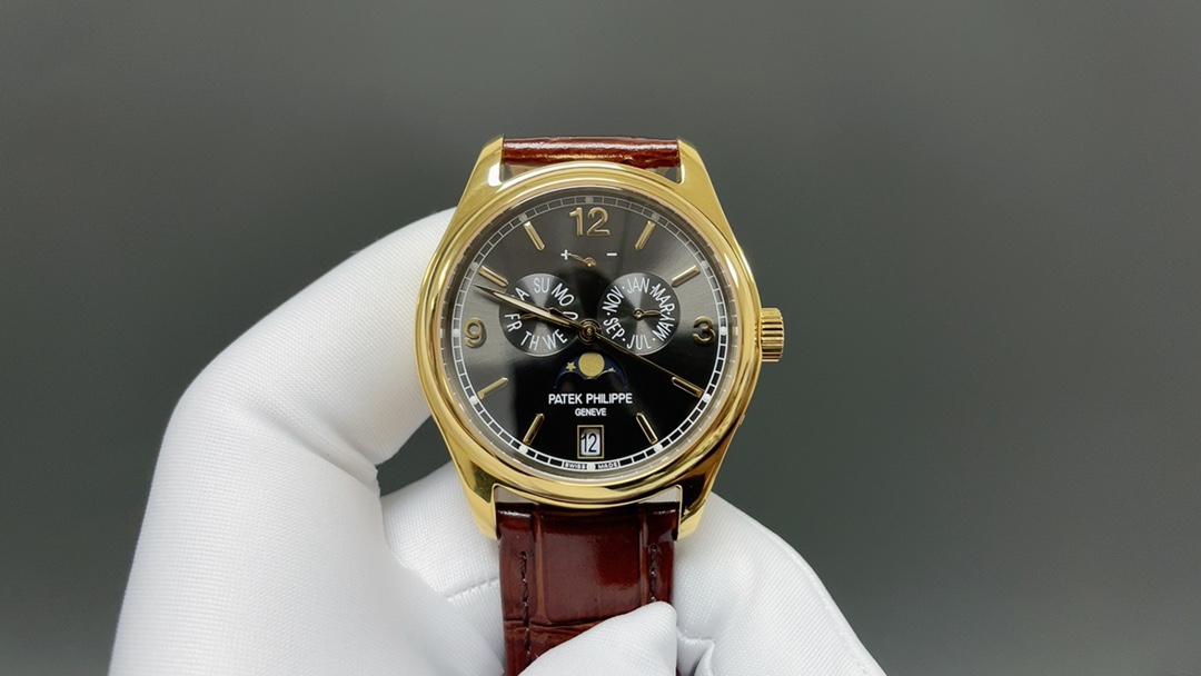 百达翡丽🌐复杂功能时计5146/5147多功能腕表,堪称腕表精品当中的精品!
腕表直径为39毫米,作为一款男士腕表,它的表盘大小适中。日期指示盘和月份指示盘分别位于表盘中心的左右,为我们奉上对称的美感,整个表盘的布局大方得体,包括了如此之多的功能的同时,又不会让人觉得繁杂。
机芯采用定制版Cal.324 S IRM QA LU,完美还原正品诸多功能,提供了强大的时间衡量功能。意大利牛皮表带,专属的灯笼扣,任何季节,任何场所,任何职业人均适合佩戴,让手腕佩戴得更舒适,让气质绽放。此款腕表具有30米防水功能,满足大众日常生活,休闲度假必备腕表。
百达翡丽5146/5147可以说是腕表中的精品,功能方面的巧妙构思,外观上的合理布局,以及优越的机芯性能,无一不体现出百达翡丽的独特设计,一件经典的艺术品,一件完美的收藏品。百达翡丽的专属语:谁都无法拥有一块百达翡丽,我们只是为下一代保管。但试问爱表之人,谁不愿意拥有一块百达翡丽呢,这或许是很多爱表之人初心的起点,甚至是终点。如果有个机会出现在你面前,那么就好好珍惜吧🌐