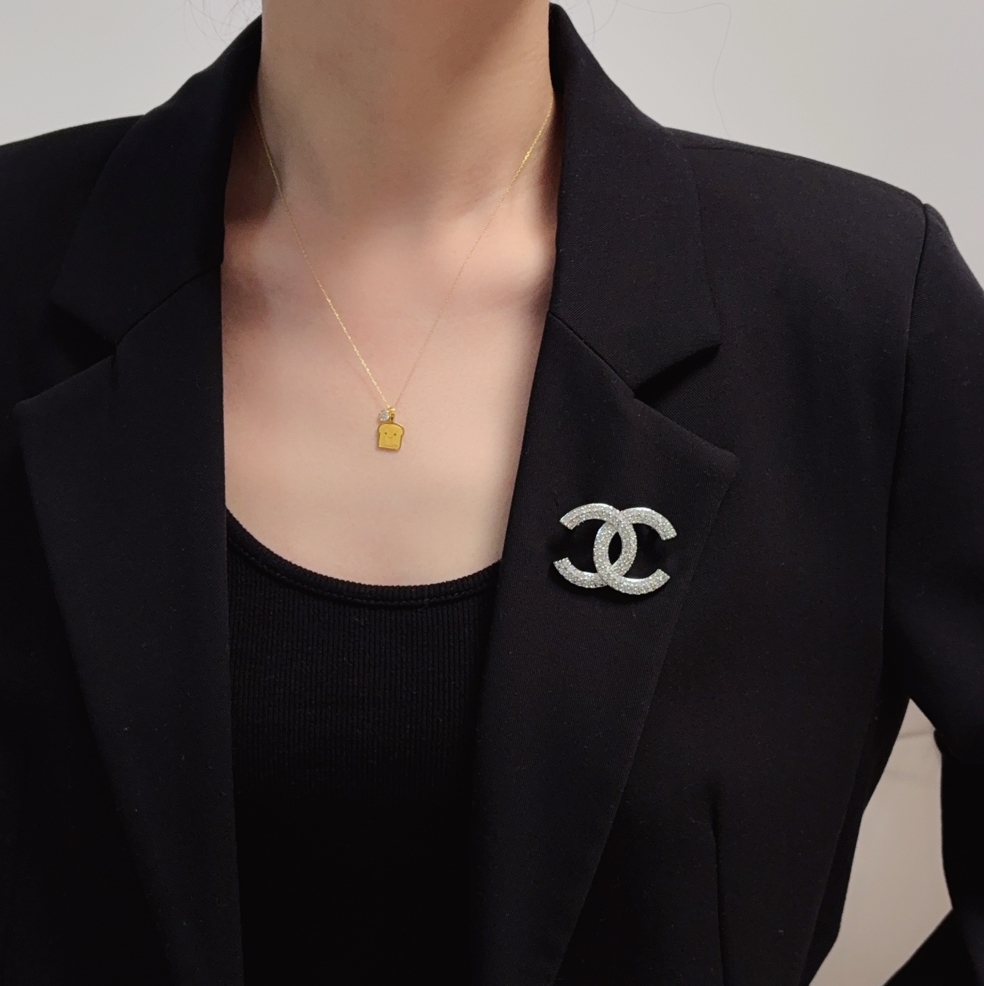 NO:665353,CHANEL Xiaoxiang The latest high version of the silver full-diamond Chanel brooch is the accessory that understands women best. Women who put all their efforts into being themselves tend to cherish the meaning of the brooch more. Ms. Chanel pinned the brooch on her hat and told the fashionable ladies who imitated her [Broches are very practical. They can be pinned on the collar of a suit, on a pocket, on a hat, on a belt or on an evening dress. Boutique jewelry, chanel, chanel, business  suit, brooch, breastpin, hats19860909CHANEL小香 最新款高版本银色满钻香奈儿胸针,是最懂女人的饰物.那些倾注了全部心血去做自己的女人,往往更珍惜胸针的意义.香奈儿女士把胸针别在帽子上,并告诉那些模仿她的时髦女士们[胸针可是非常实用,它可以别在西装领上、口袋上、帽子上、腰带上或者是晚礼服上,饰品精品,chanel,chanel,business suit,brooch，breastpin,hats,Jewelry