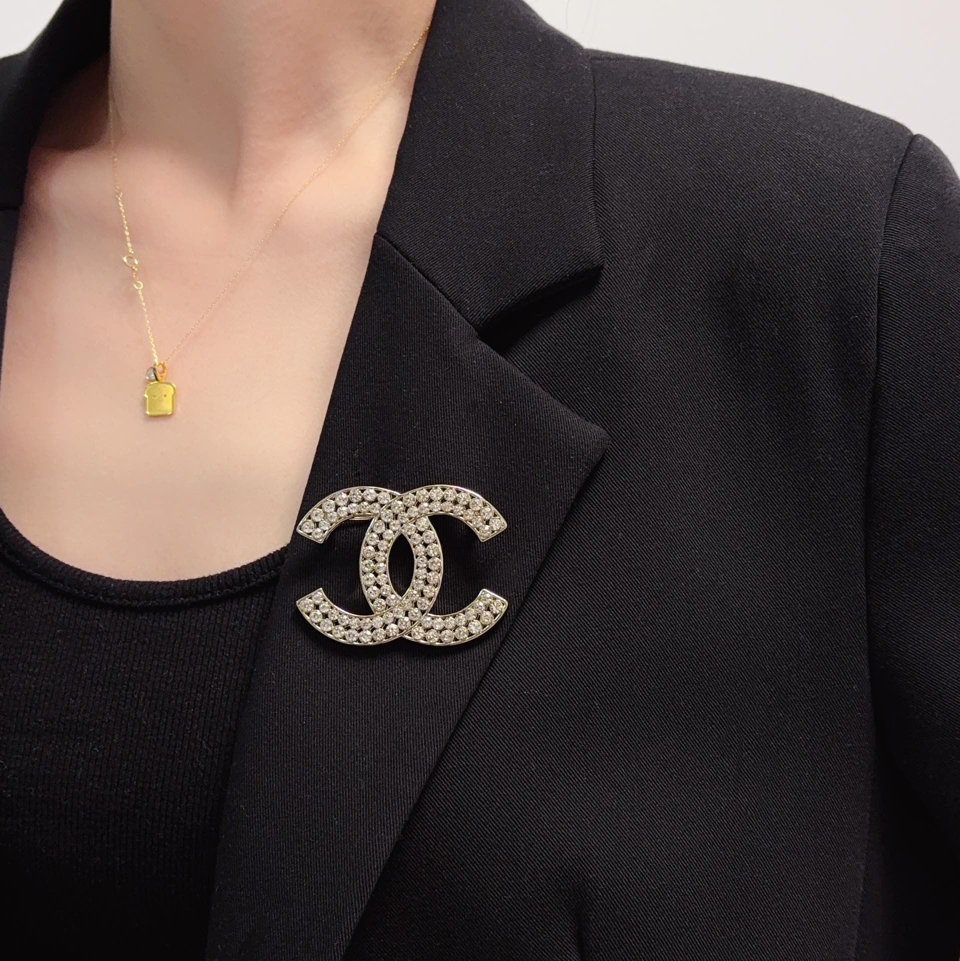 NO:665356,CHANEL Xiaoxiang The latest high version of the full-diamond Chanel brooch is the accessory that understands women best. Women who devote all their efforts to being themselves tend to cherish the meaning of the brooch more. Ms. Chanel pinned the brooch on her hat and told the fashionable ladies who imitated her [The brooch is very practical. It can be pinned on the collar of a suit, on a pocket, on a hat, on a belt or on an evening dress. Boutique jewelry, chanel, chanel, business  suit, brooch, breastpin, hats19860909CHANEL小香 最新款高版本满钻香奈儿胸针,是最懂女人的饰物.那些倾注了全部心血去做自己的女人,往往更珍惜胸针的意义.香奈儿女士把胸针别在帽子上,并告诉那些模仿她的时髦女士们[胸针可是非常实用,它可以别在西装领上、口袋上、帽子上、腰带上或者是晚礼服上,饰品精品,chanel,chanel,business suit,brooch，breastpin,hats,Jewelry