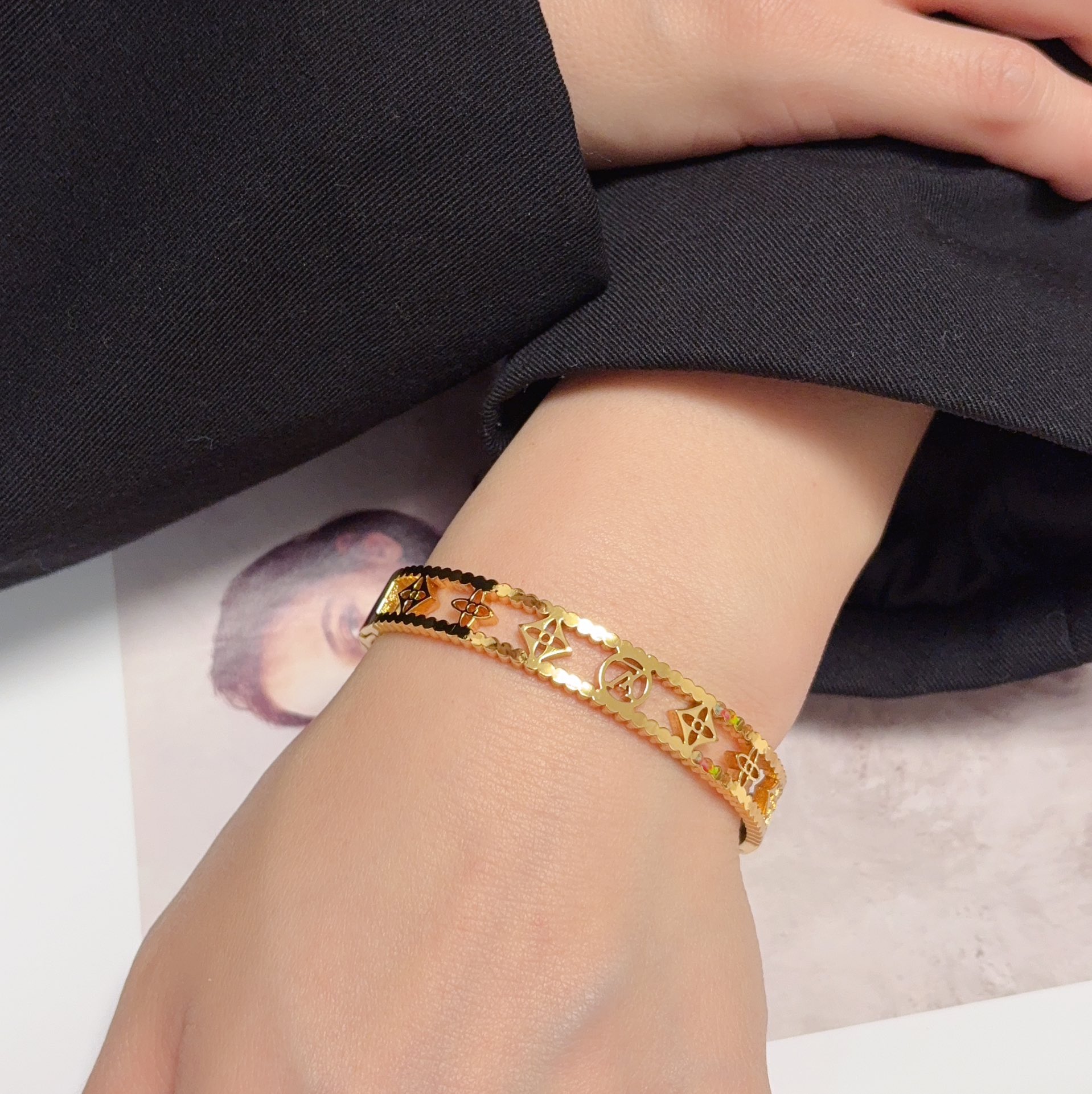 NO:665339,New product, original item, LV letter four-leaf clover hollow bracelet Louis Vuitton, Louis Vuitton, same counter material, hot model shipped, unique design, retro and avant-garde. 14K Seiko color-preserved version of the bracelet has been loved by MM since its launch. Every color has its own unique brilliance!  The effect is very nice!  The tiniest one!  It is more durable than ordinary models and shows a fairer complexion, fine jewelry, louis vuitton, louis vuitton, louis vuitton, bracelet19860909新品 原单货 LV字母四叶草镂空手镯Louis Vuitton 路易威登 专柜一致材质 火爆款出货 设计独特 复古前卫.手镯14K精工保色版 从上市以来一直深受MM喜爱每一种颜色都有它独一无二的光彩！上手效果非常好看！最细小的一款！比普通款更耐看显肤色白皙,饰品精品,louis vuitton,louis vuitton,louis vuitton,bracelet,Jewelry